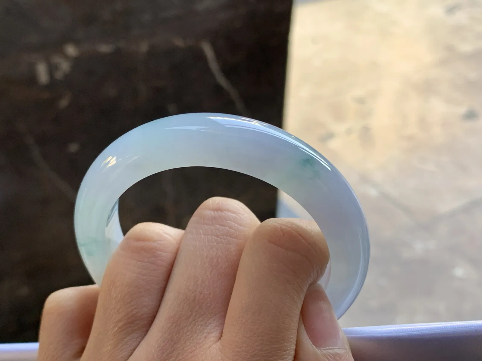 飘花手镯
尺寸：55-13.4-9mm
种水好 底色漂亮