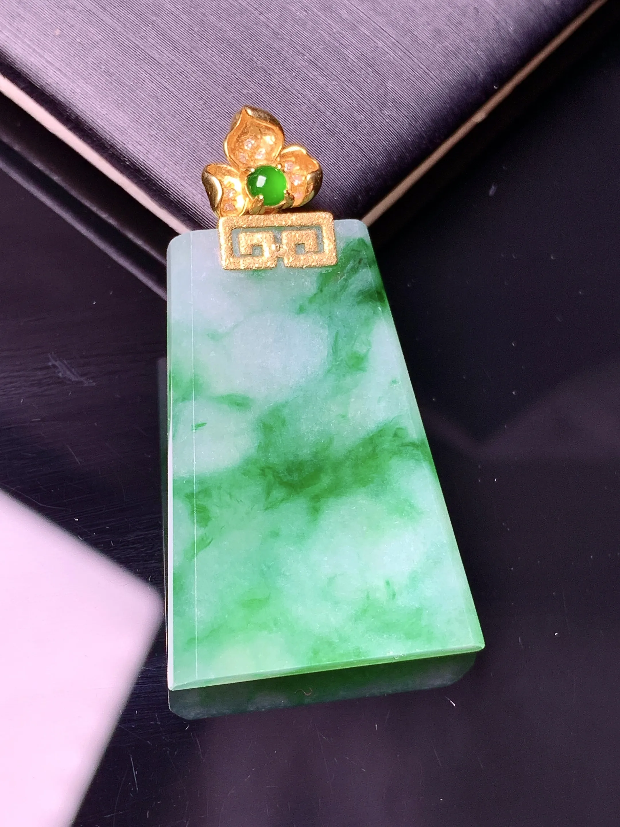 18k金镶嵌飘绿无事牌吊坠 玉质细腻 色泽清新艳丽 整体尺寸36.3*19.5*4