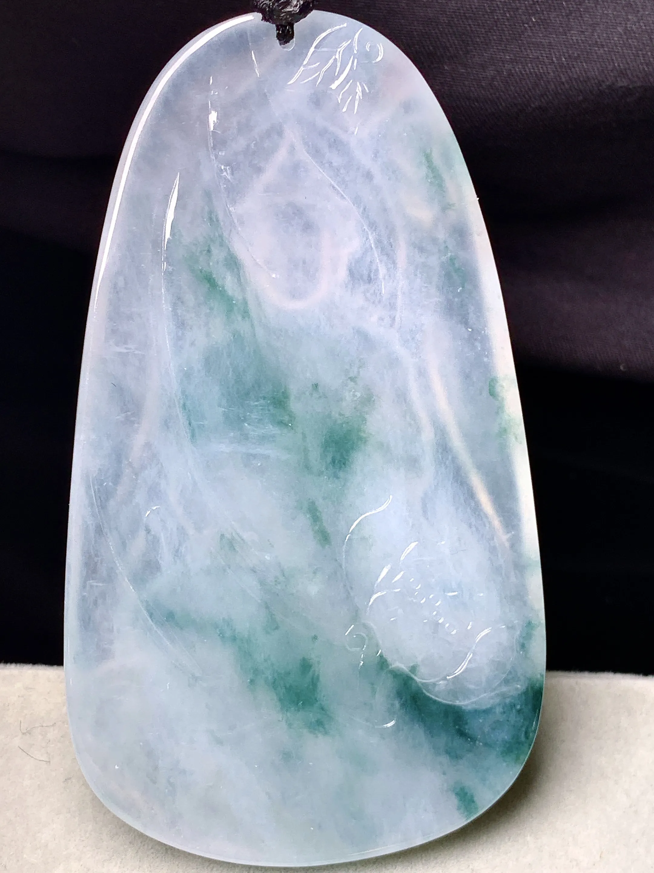 飘绿观音菩萨吊坠 玉质细腻 色泽清新艳丽 整体尺寸74.5*42.6*6.2