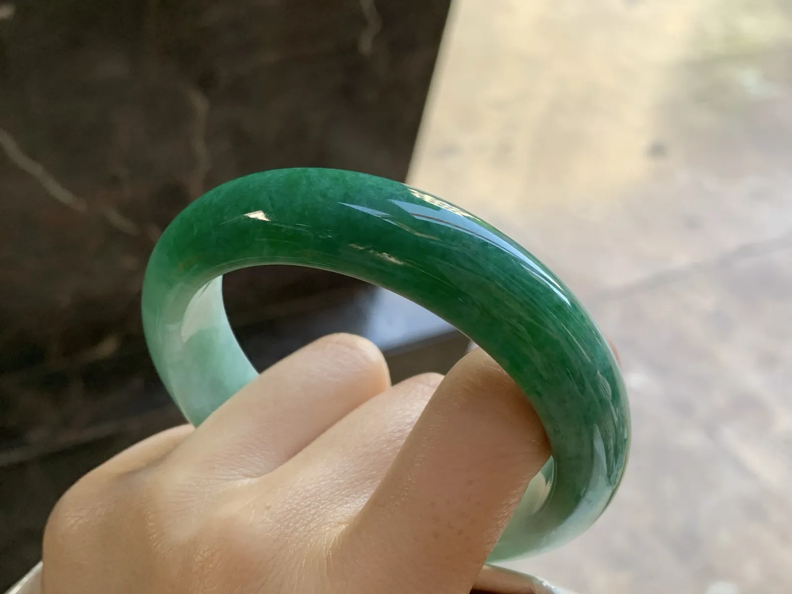 辣绿色手镯
尺寸：59.1-14.6-9mm
底子细腻 绿色浓郁耐看
