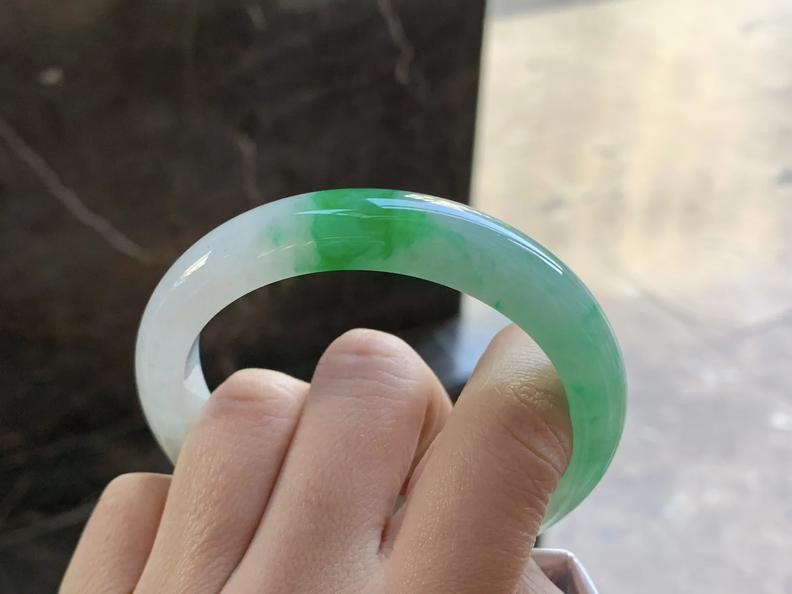 阳绿色手镯
尺寸：56-11.6-8mm
底子细腻干净 绿色浓郁