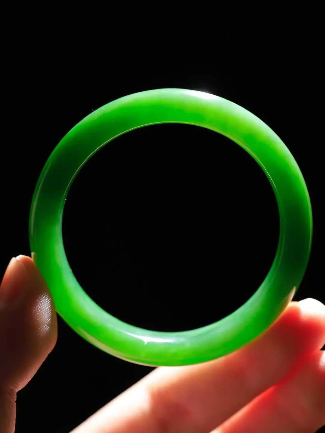 【碧色荡漾·手镯】

精品和田玉碧玉手镯，玉质细腻温润，手感舒适，️线条流畅，简约大气，美自天成，佩戴于腕间，婉约之美，举手投足间透出那份低调奢华，醉人心扉。重35.4克  内径圈口50mm  尺寸10.8-7.5mm  FDA-66161233