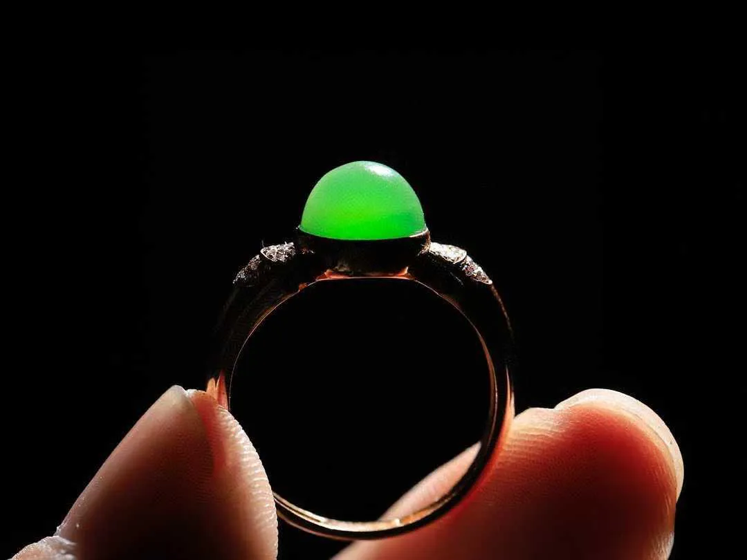 【金镶玉.戒指】

精品和田玉碧玉猫眼18k金镶嵌戒指 玉质细腻温润 油性十足 ，不论时光如何流转变化，这枚戒指始终闪耀着最初的光芒。精工镶嵌18K金 （保真金 可检测贵金属18K金） 重2.6克 尺寸17-8.5-7.8mm 78171459A