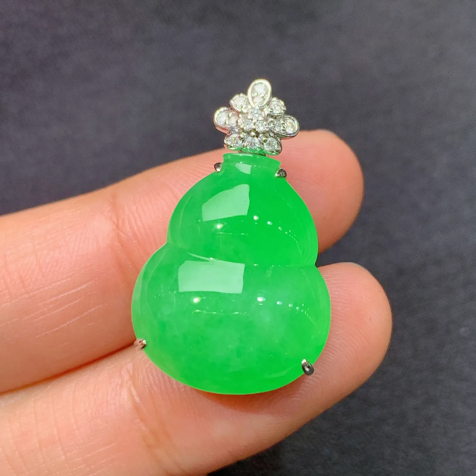 阳绿葫芦吊坠，18k金镶嵌，色泽鲜阳，冰润细腻，种水足，Lp 尺寸26.9*16.7*8.8