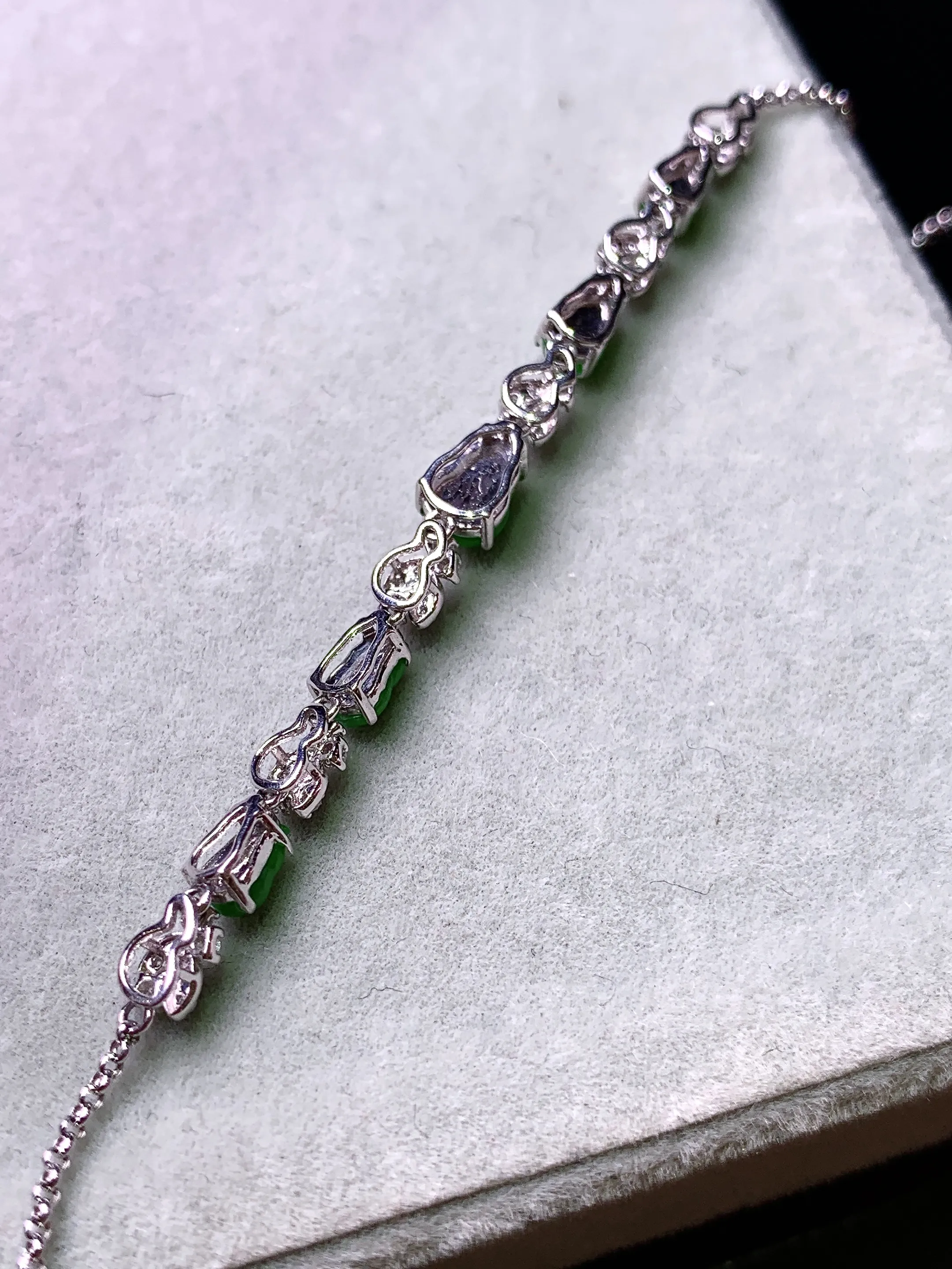 18k金钻镶嵌满绿葫芦手链 玉质细腻 色泽清新艳丽 整体尺寸58*4.3*3.6