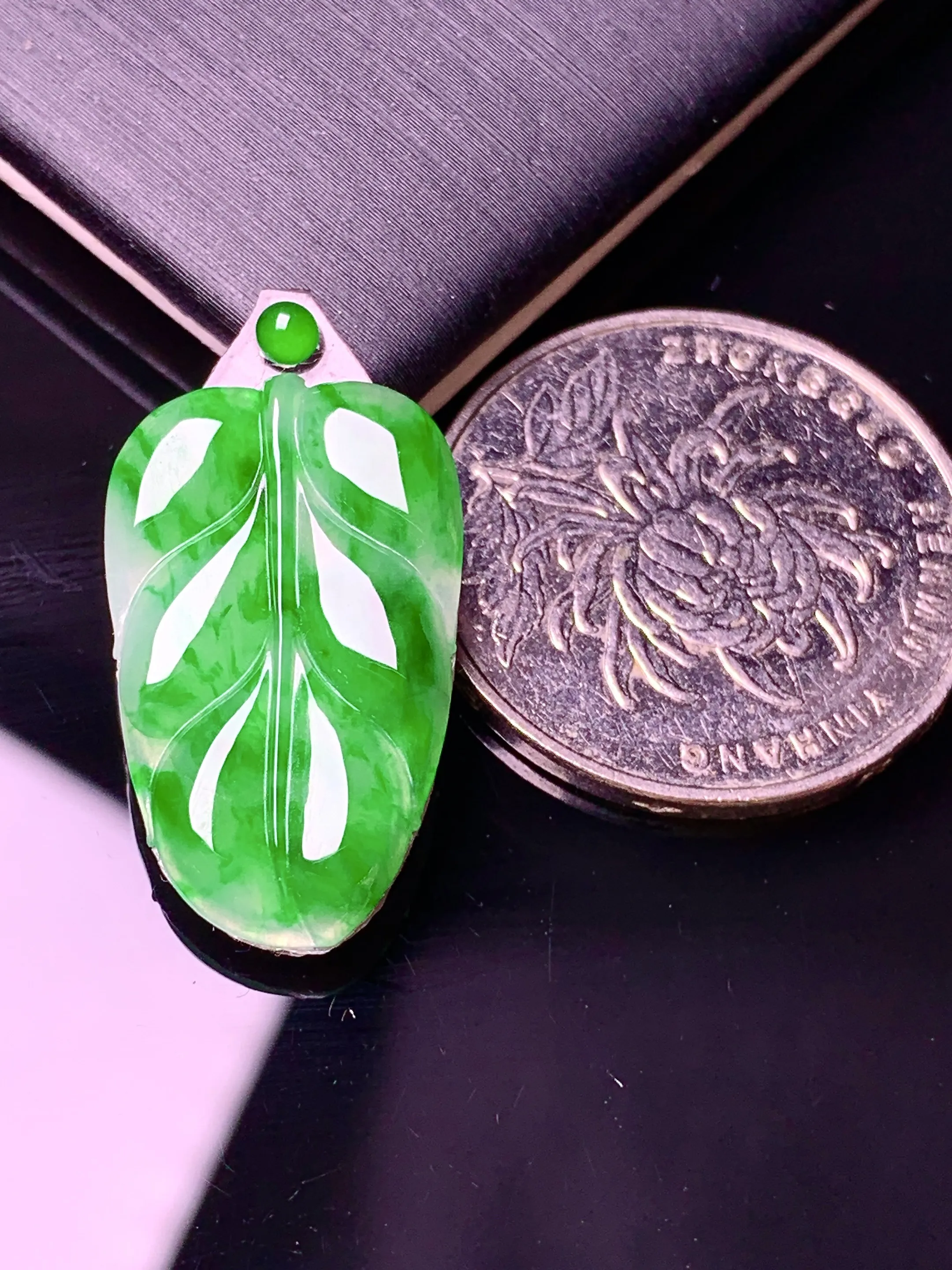 镶嵌款 翠绿树叶吊坠 玉质细腻 色泽清新艳丽 整体尺寸23.6*14.8*2.3