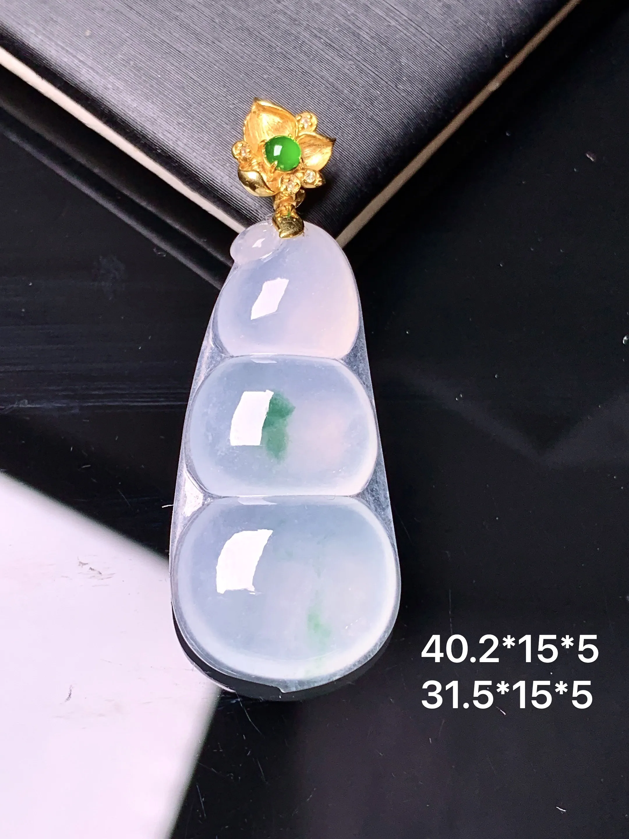 18k金镶嵌冰种四季豆吊坠 玉质细腻 色泽清新艳丽 整体尺寸40.2*15*5