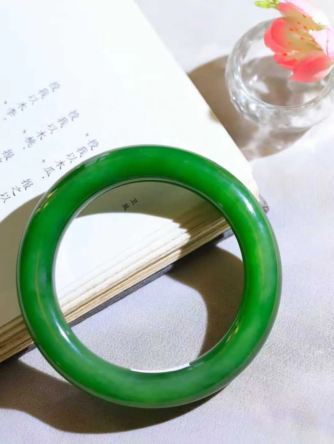 【玉佳人·手镯】

收藏级臻品️和田玉碧玉圆条手镯 ，玉质细腻油润，做工细致精美，端庄素雅，亭亭玉立，芊芊素手。芊芊素手，怎能忘镯？秀美圆条，更显婀娜。内径59mm 尺寸11.6-11.8mm重75.7克69101280A