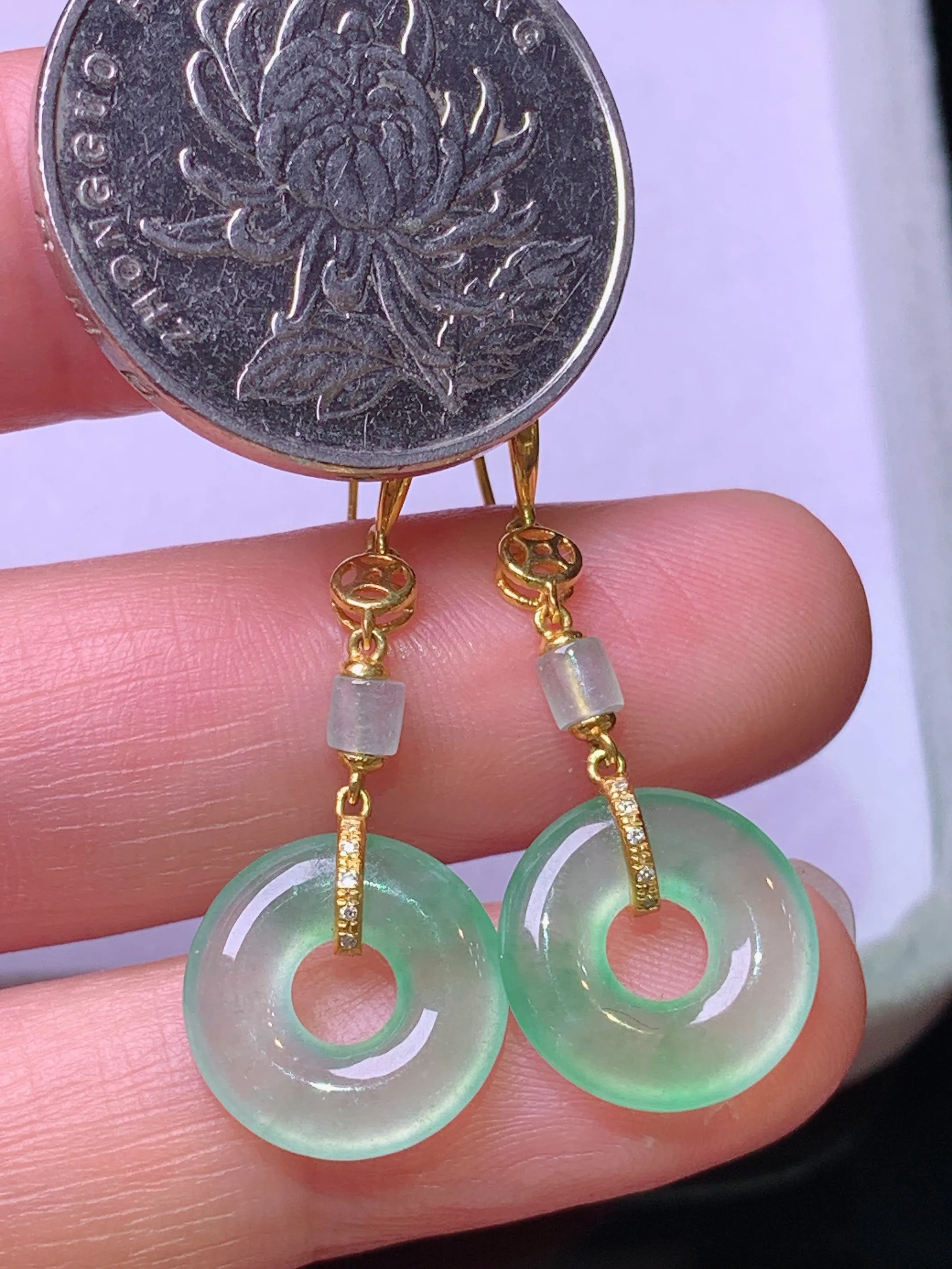 18k金钻镶嵌吊坠 玉质细腻 色泽清新艳丽 整体尺寸35*12.6*3