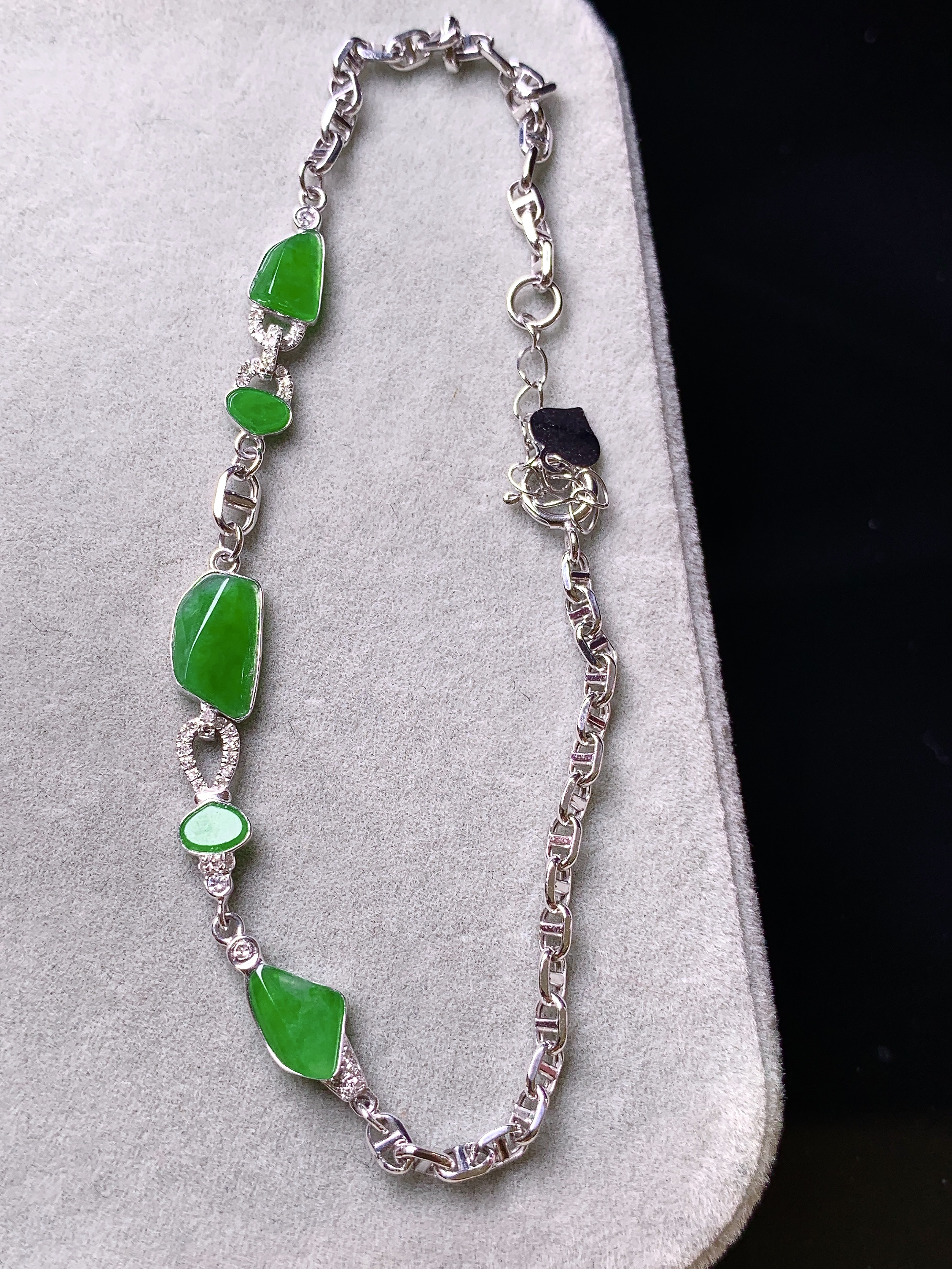 18k金钻镶嵌满绿随形手链 玉质细腻 色泽清新艳丽 整体尺寸8*5.5*3