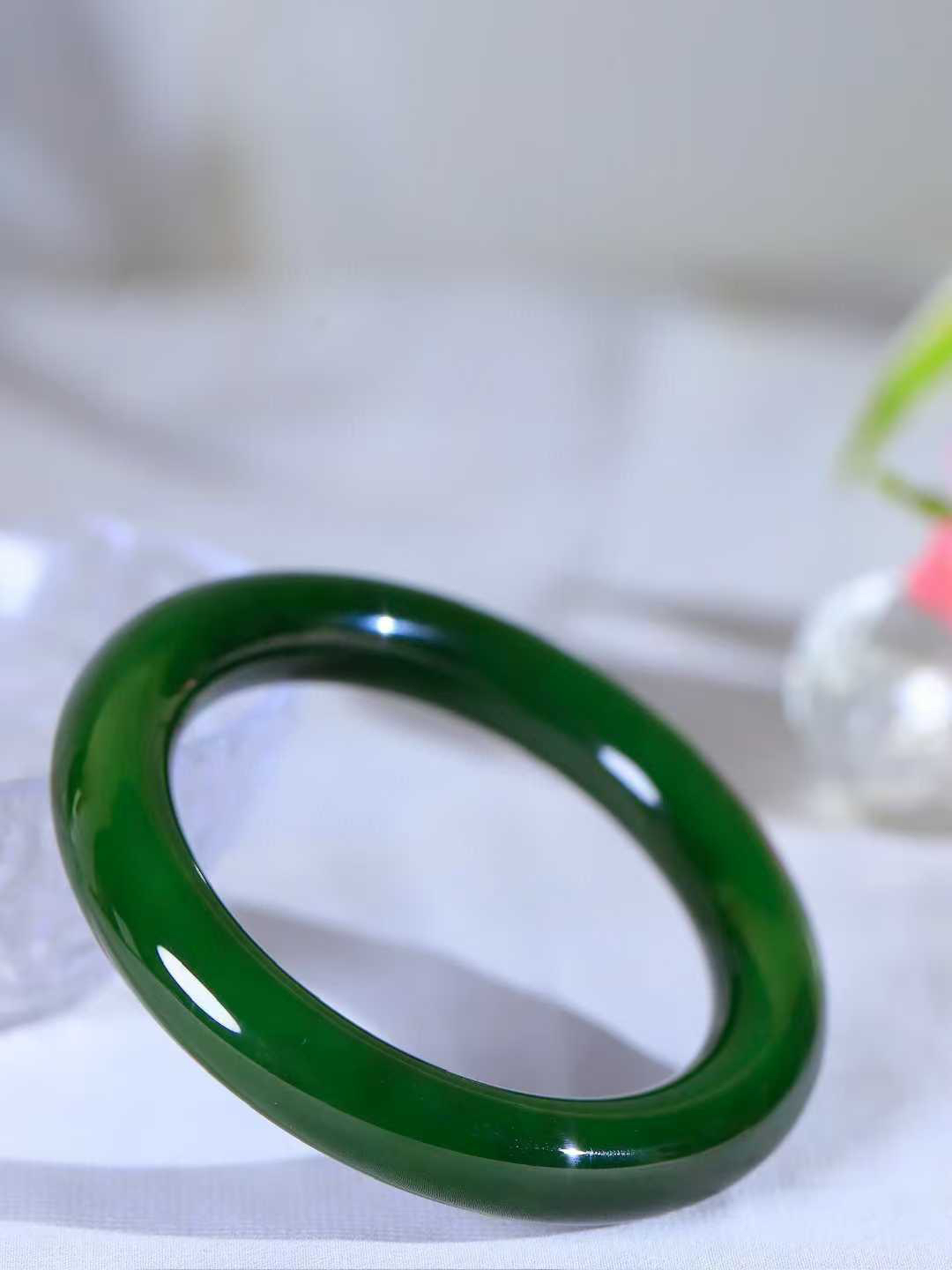 【温润如心.镯】

精品和田玉碧玉圆条手镯，精选上等碧玉料，色泽清透，质地细腻。佩戴它，感受千年玉文化的温润与优雅，愿它为您带来平安与幸福。重72.7克  尺寸58-11.7-11.7mm  10101211A