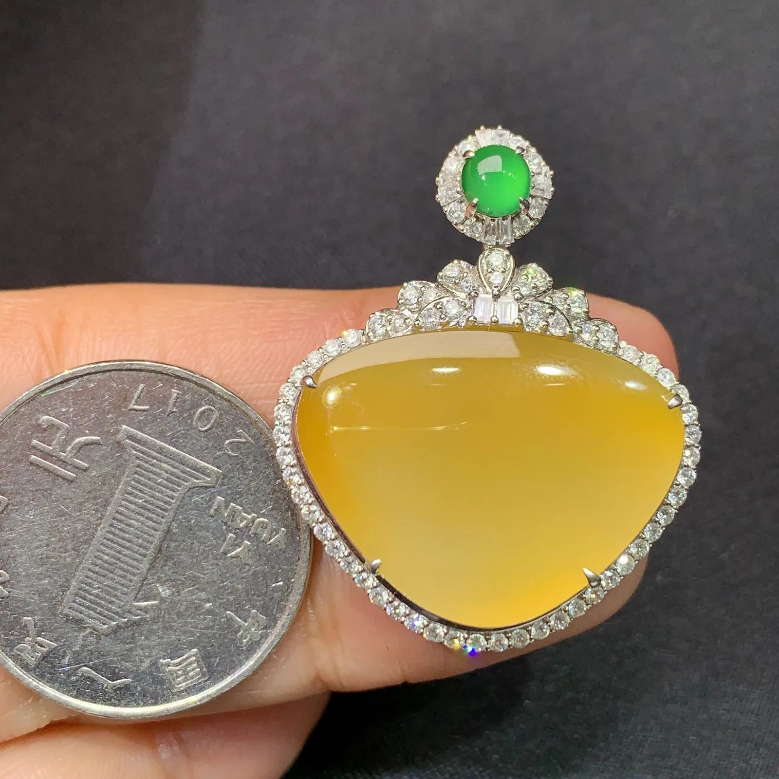 冰黄翡水滴吊坠，18k金镶嵌，色泽鲜艳，水色超佳，尺寸34.2*28*9.4