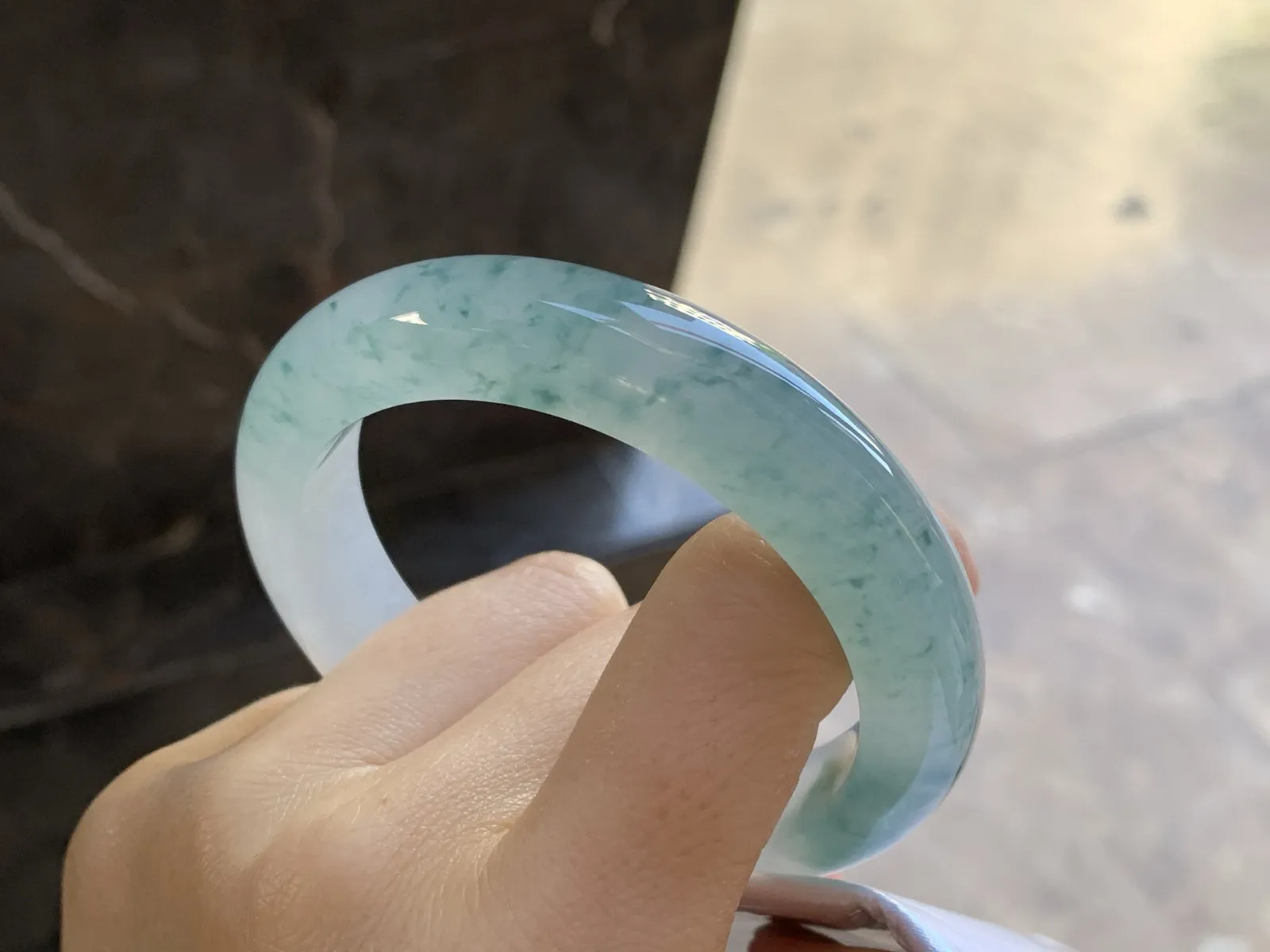 冰种飘花手镯
尺寸：54.3-12.3-9mm
冰味十足 飘花点缀