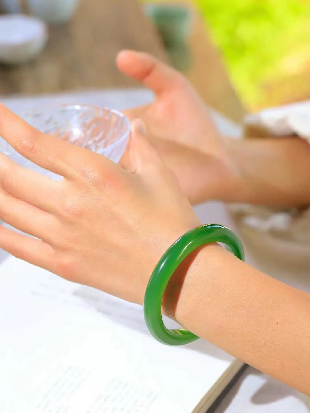 【碧波流转·手镯】

收藏级臻品️和田玉碧玉手镯，玉质细腻温润，手感舒适，️线条流畅，简约大