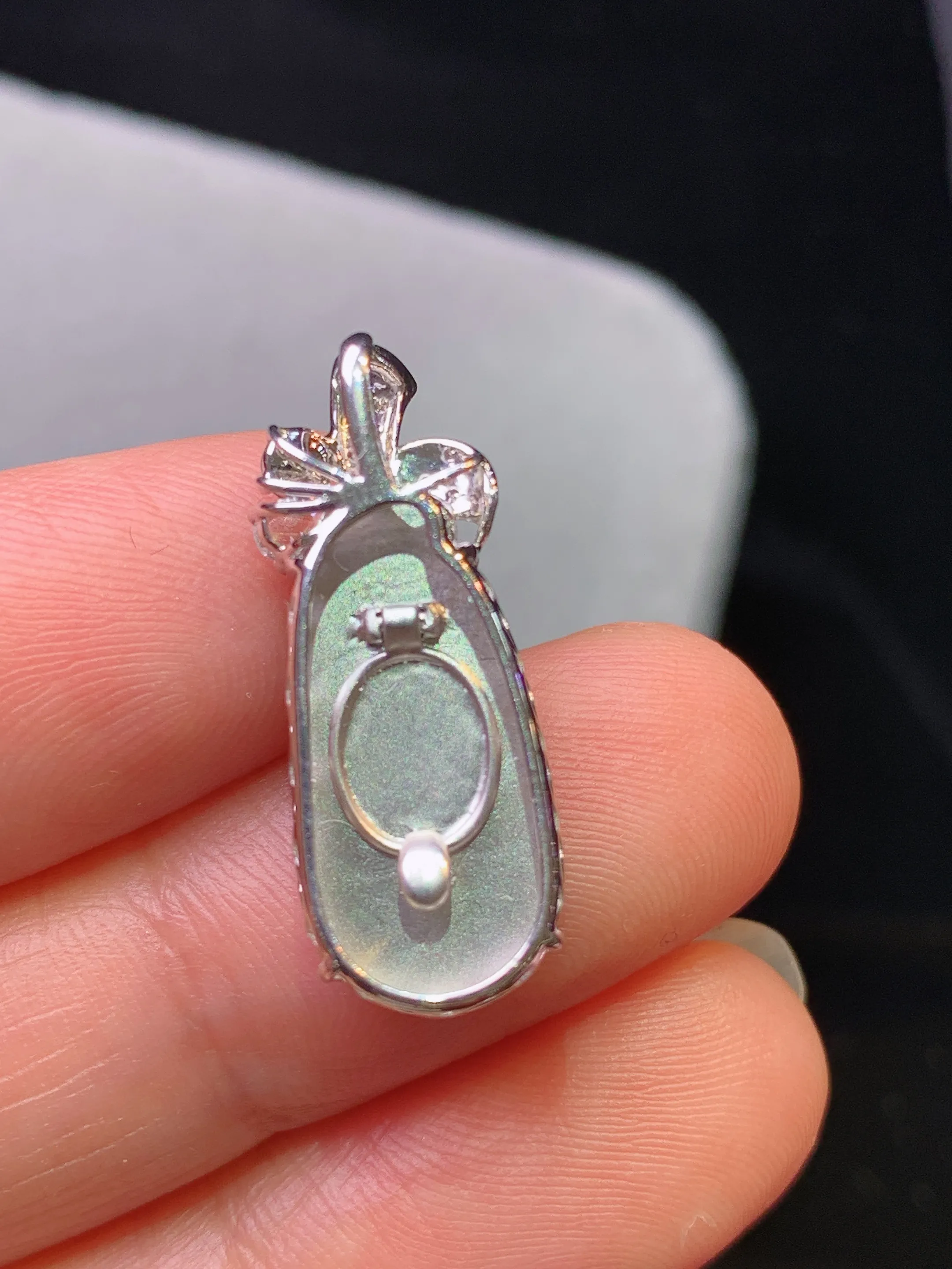 18k金钻镶嵌黄翡四季豆吊坠 玉质细腻 色泽清新艳丽 整体尺寸23.6*9.3*6.6