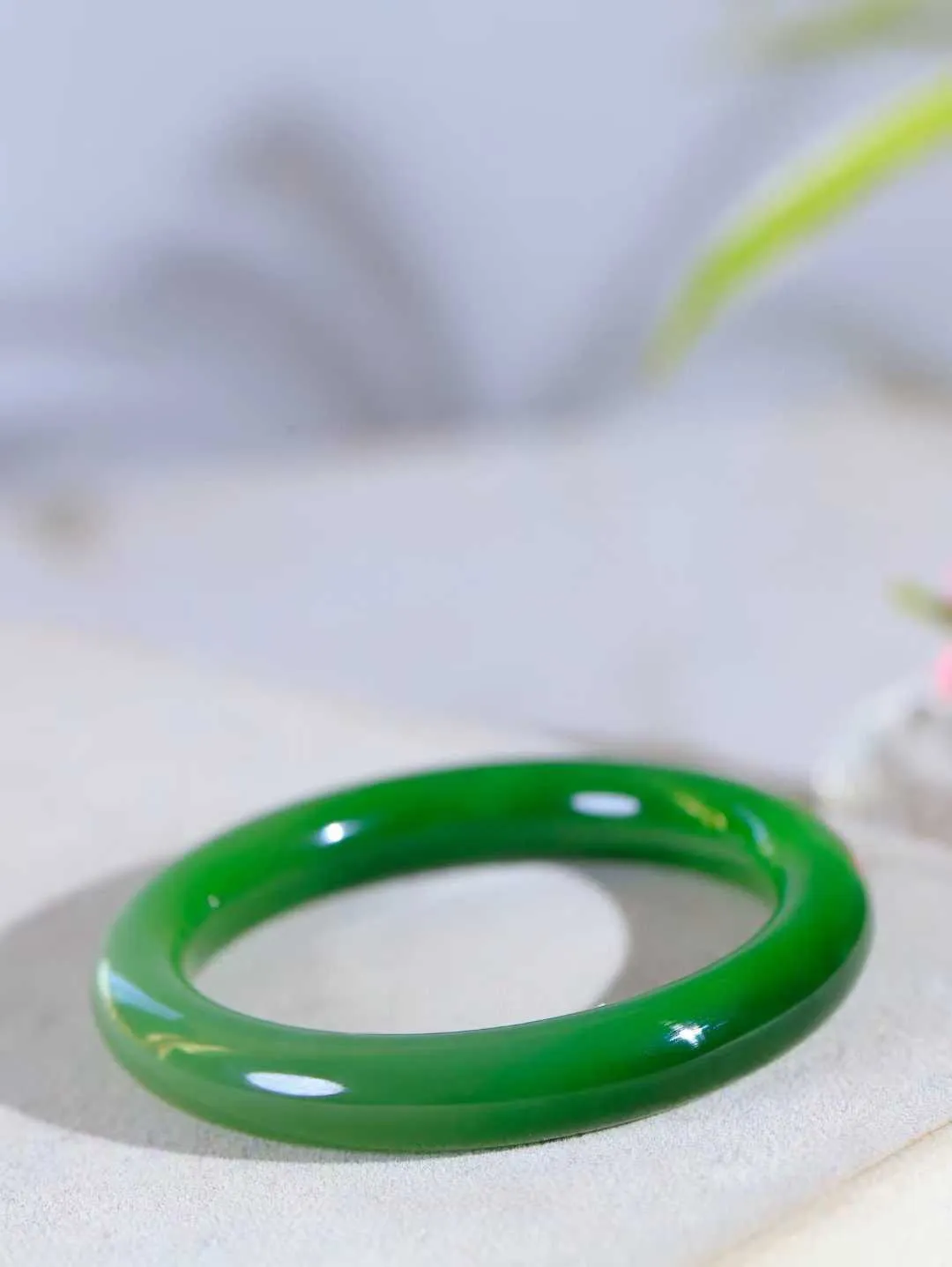【碧波流转·手镯】

收藏级臻品和田玉碧玉手镯，玉质细腻温润，手感舒适，️线条流畅，简约大气，美自天成，佩戴于腕间，婉约之美，举手投足间透出那份低调奢华，醉人心扉。
重53克 内径圈口56.5mm尺寸10.9-9.9mm  FDA-13151208