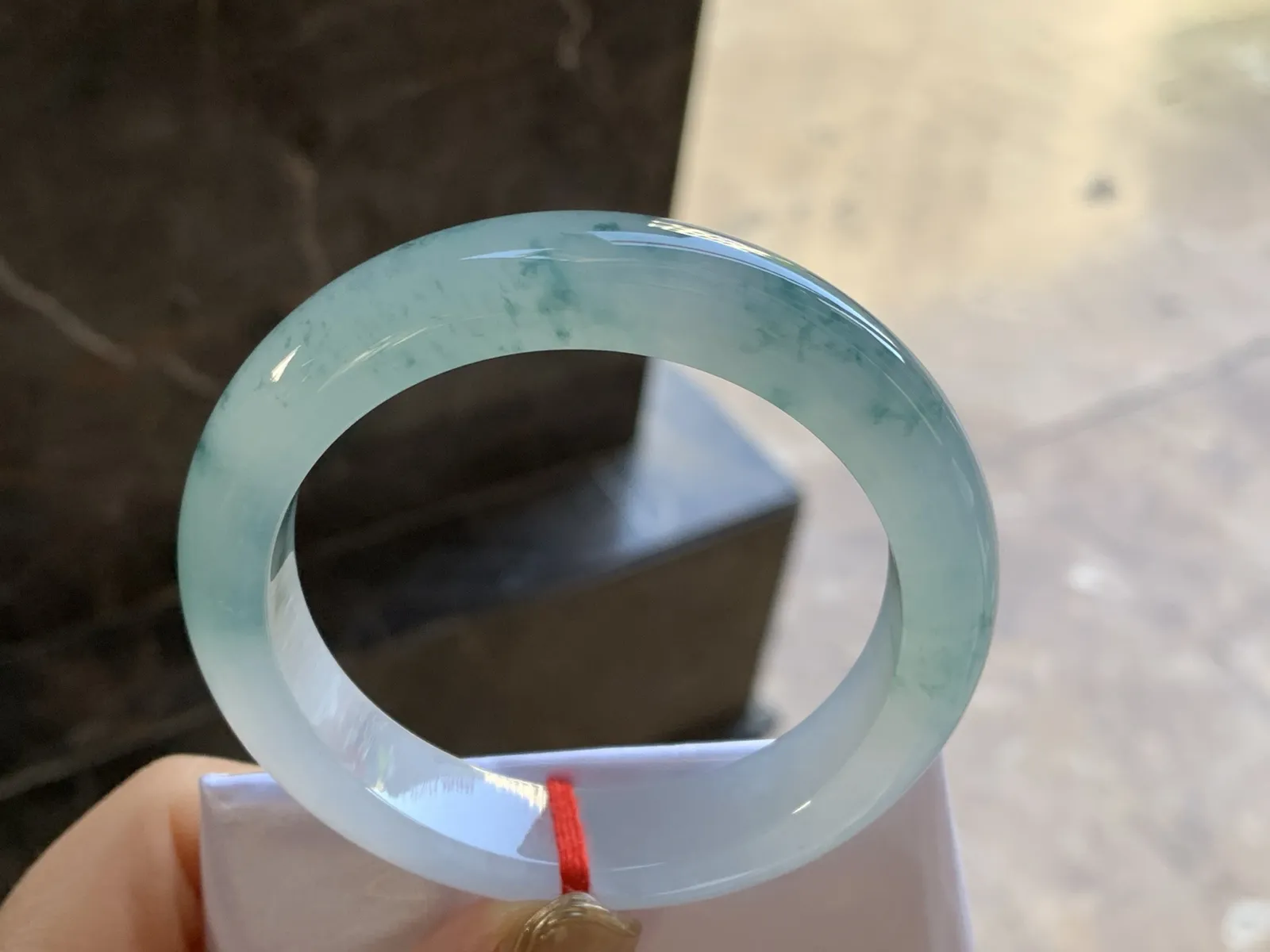 冰种飘花手镯
尺寸：54.3-12.3-9mm
冰味十足 飘花点缀