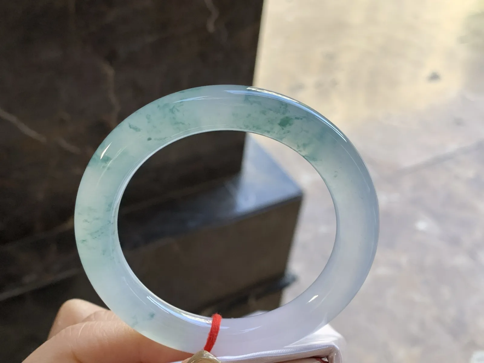 冰种飘乎了圆条手镯
尺寸：55.2-9.8-10mm
冰味十足 飘花浓郁