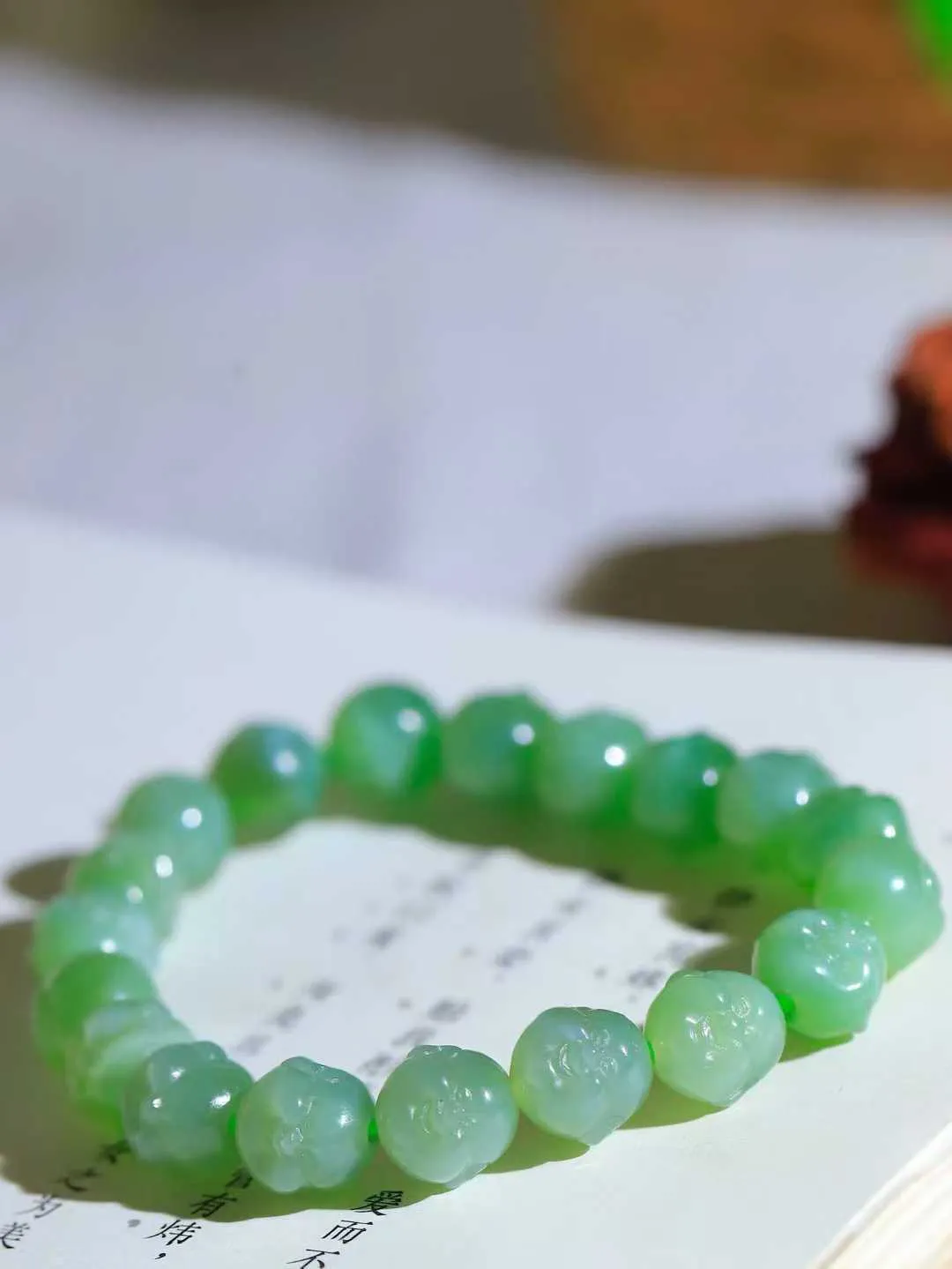 （弥勒笑佛.手串）

精品和田玉碧玉猫眼弥勒佛手串，脂粉浓郁，玉质细腻温润，油性十足，颗颗精雕笑佛，