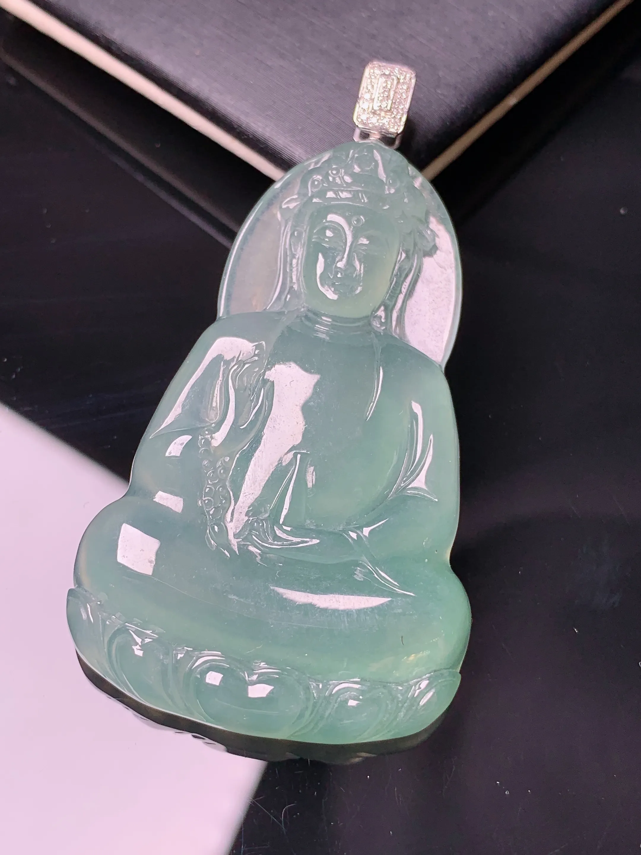 18k金钻镶嵌冰种观音吊坠 玉质细腻 色泽清新艳丽 整体尺寸58.5*31.8*6.2