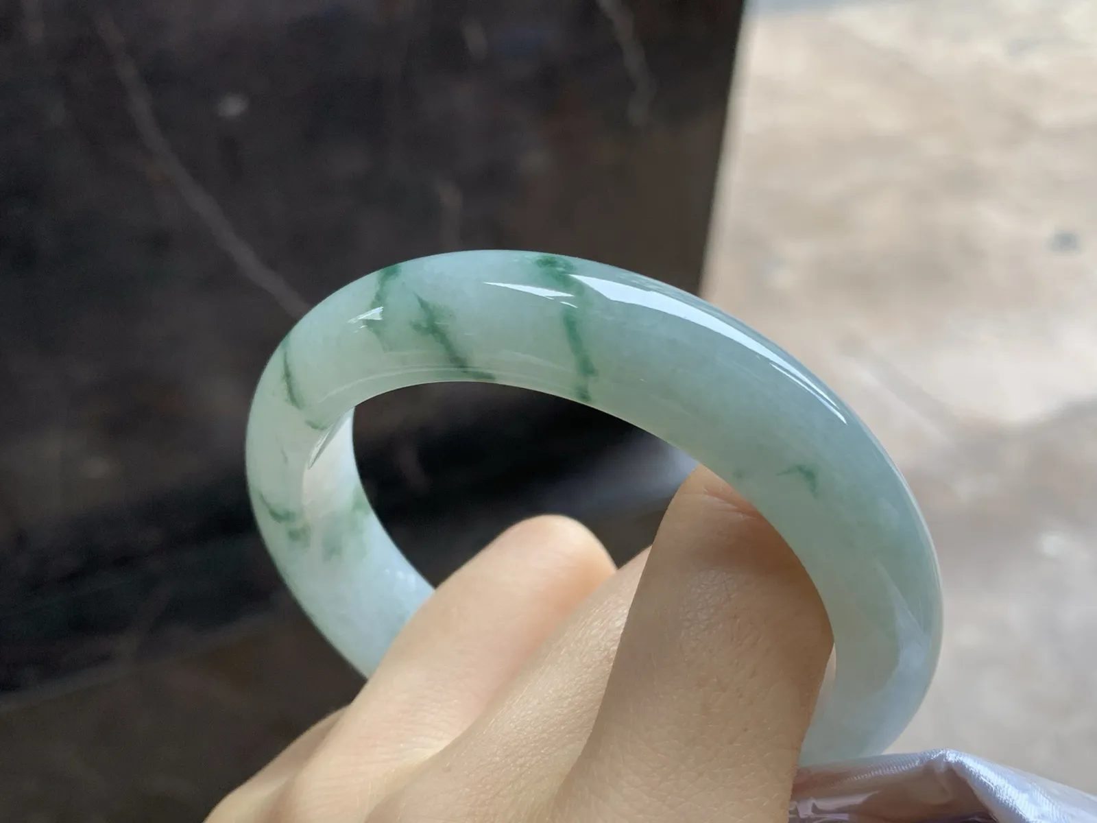 飘花手镯
尺寸：56.2-13-8.5
肉质细腻干净～飘花点缀，上手好看，