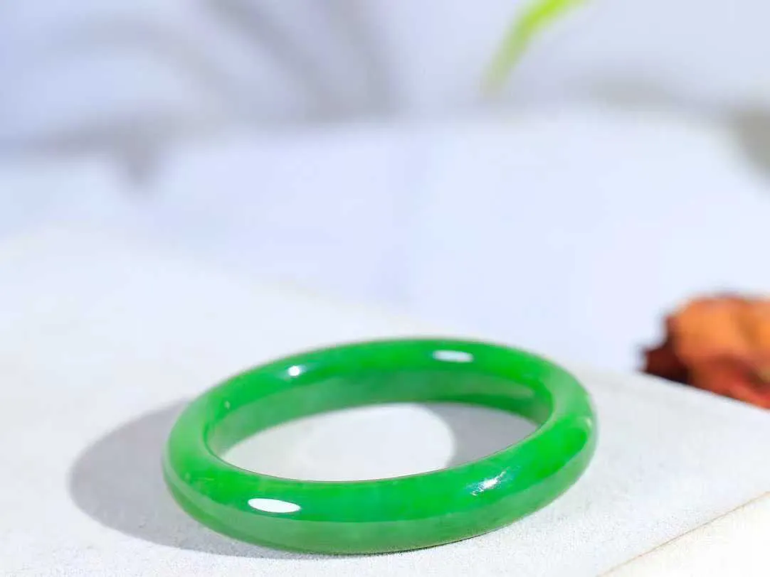 【碧色荡漾·手镯】

精品和田玉碧玉手镯，玉质细腻温润，手感舒适，️线条流畅，简约大气，美自天成，佩戴于腕间，婉约之美，举手投足间透出那份低调奢华，醉人心扉。重35.4克  内径圈口50mm  尺寸10.8-7.5mm  FDA-66161233