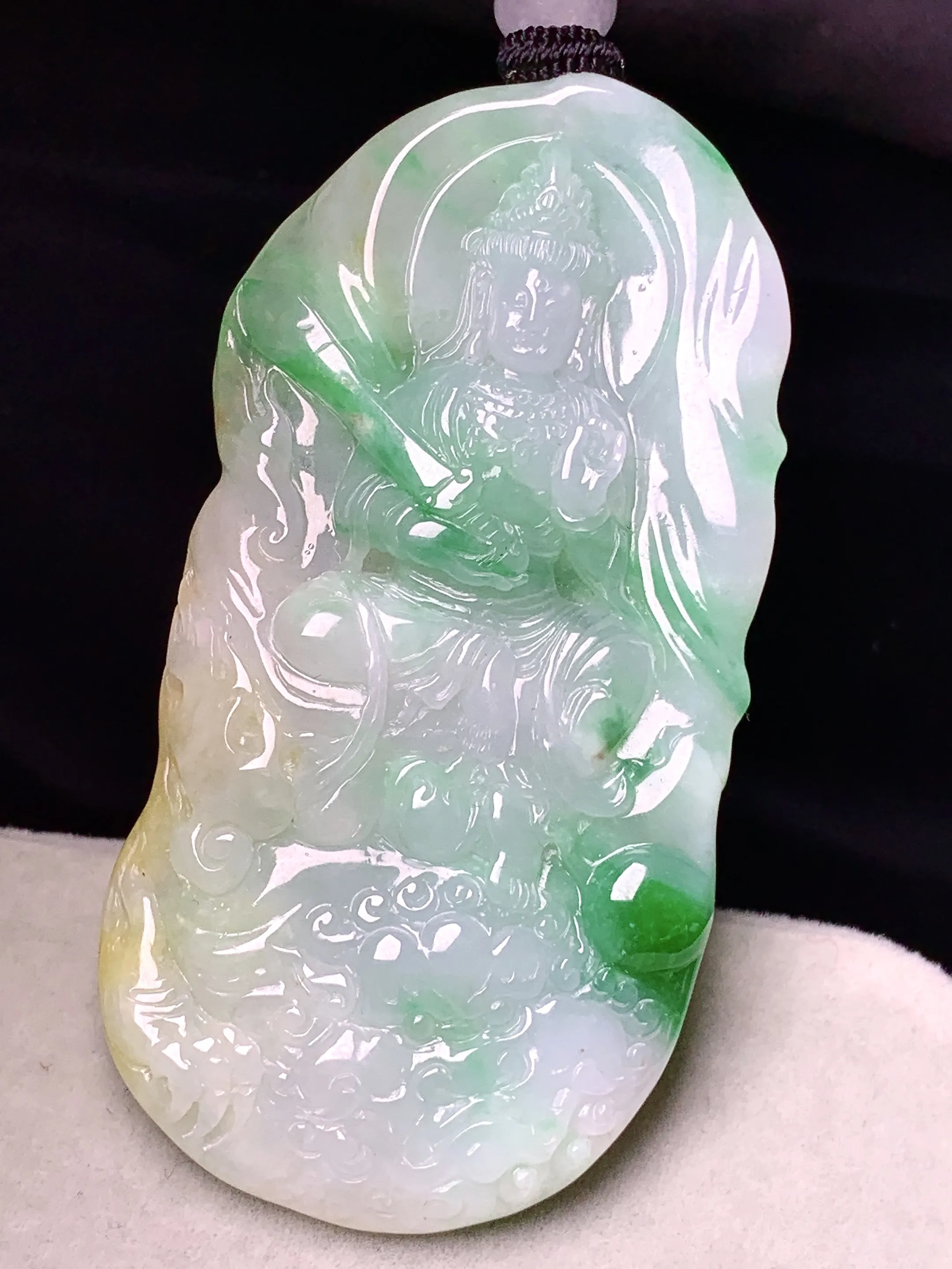 飘黄翡文殊观音菩萨吊坠 玉质细腻 色泽清新艳丽 整体尺寸62.3*31.6*8.2