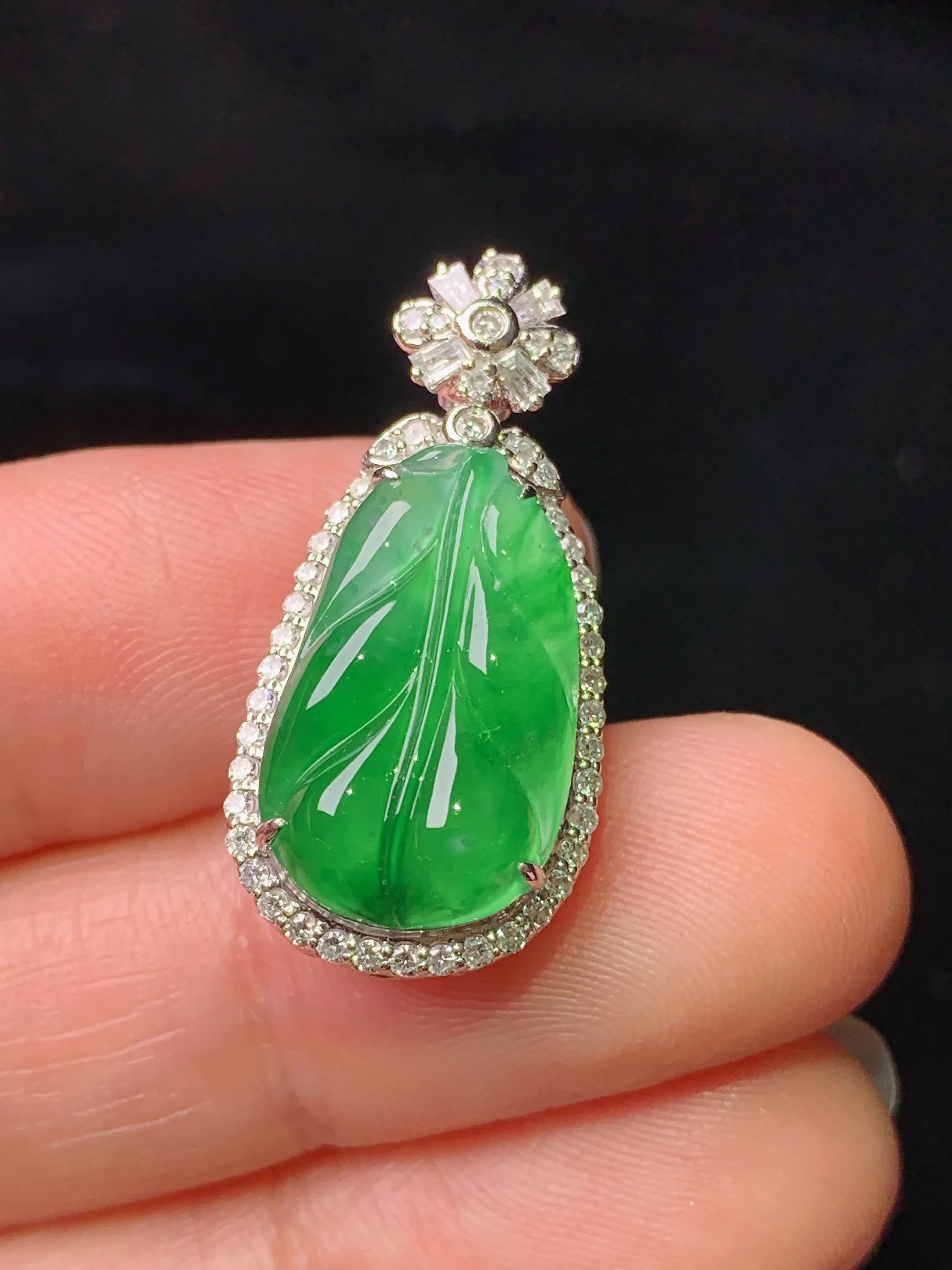 18k金钻镶嵌翠绿树叶吊坠 玉质细腻 色泽清新艳丽 整体尺寸27*13.2*8.5