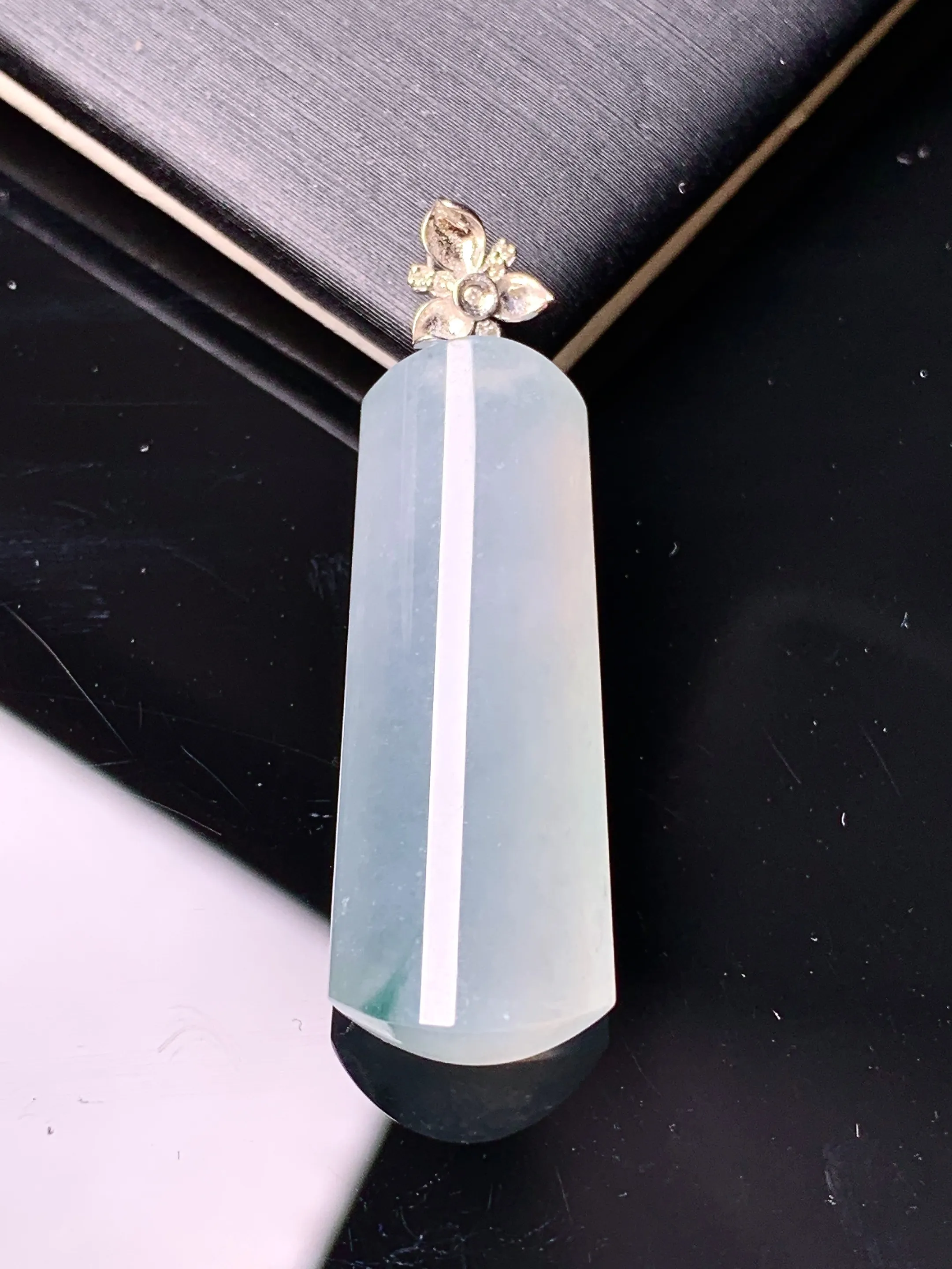 18k金钻镶嵌冰种玉柱吊坠 玉质细腻 色泽清新艳丽 整体尺寸36*11.2*6.2