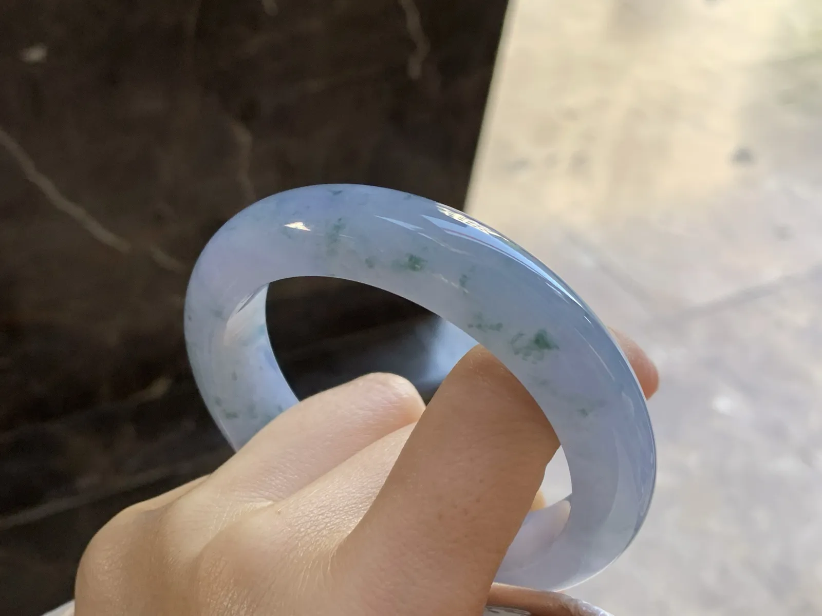 冰紫手镯
尺寸：56.7-13.2-9.6mm
种水好 颜色漂亮有特色