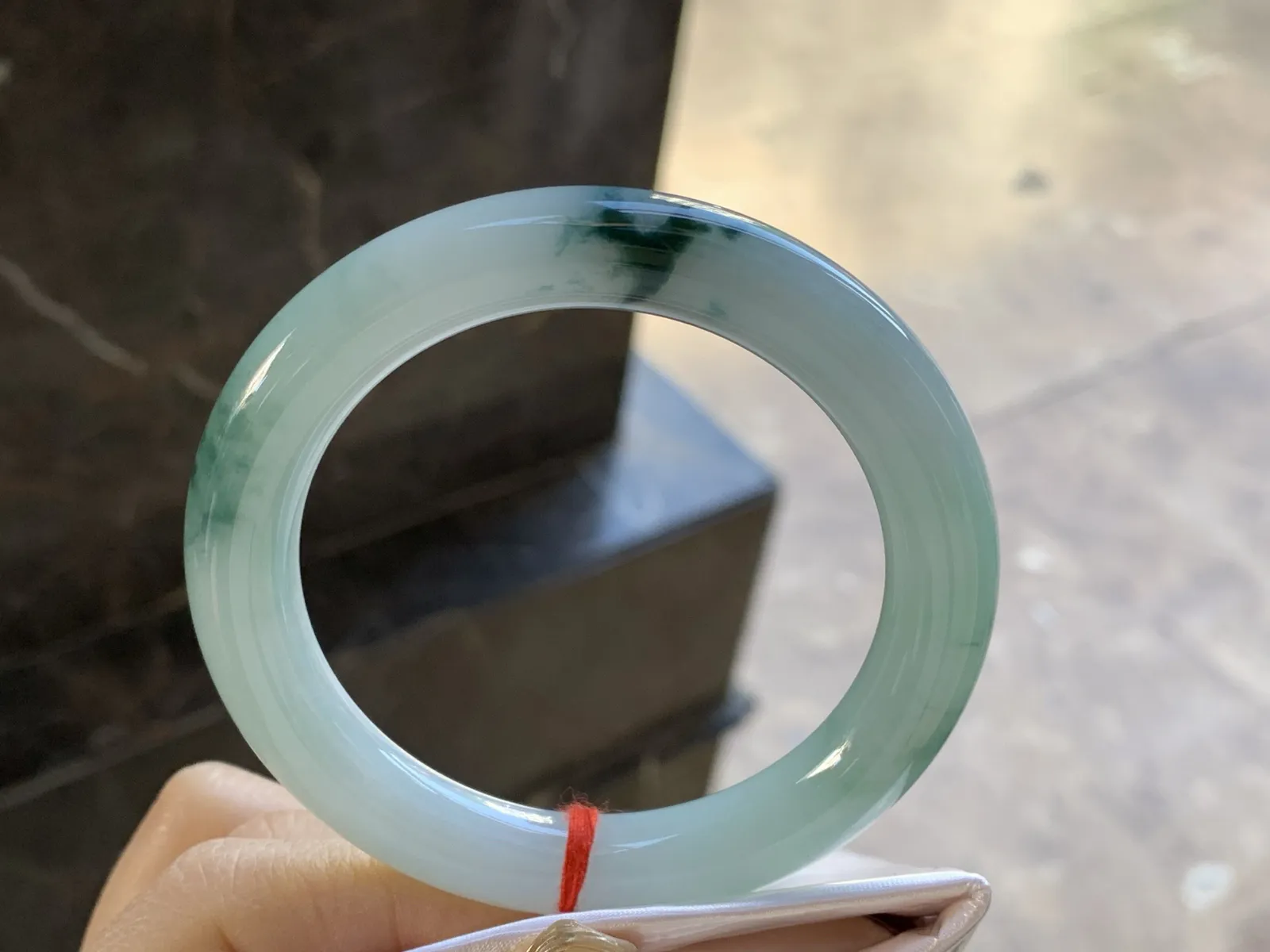 飘花圆条手镯
尺寸：55.2-10.1mm
底子细腻干净 小清新