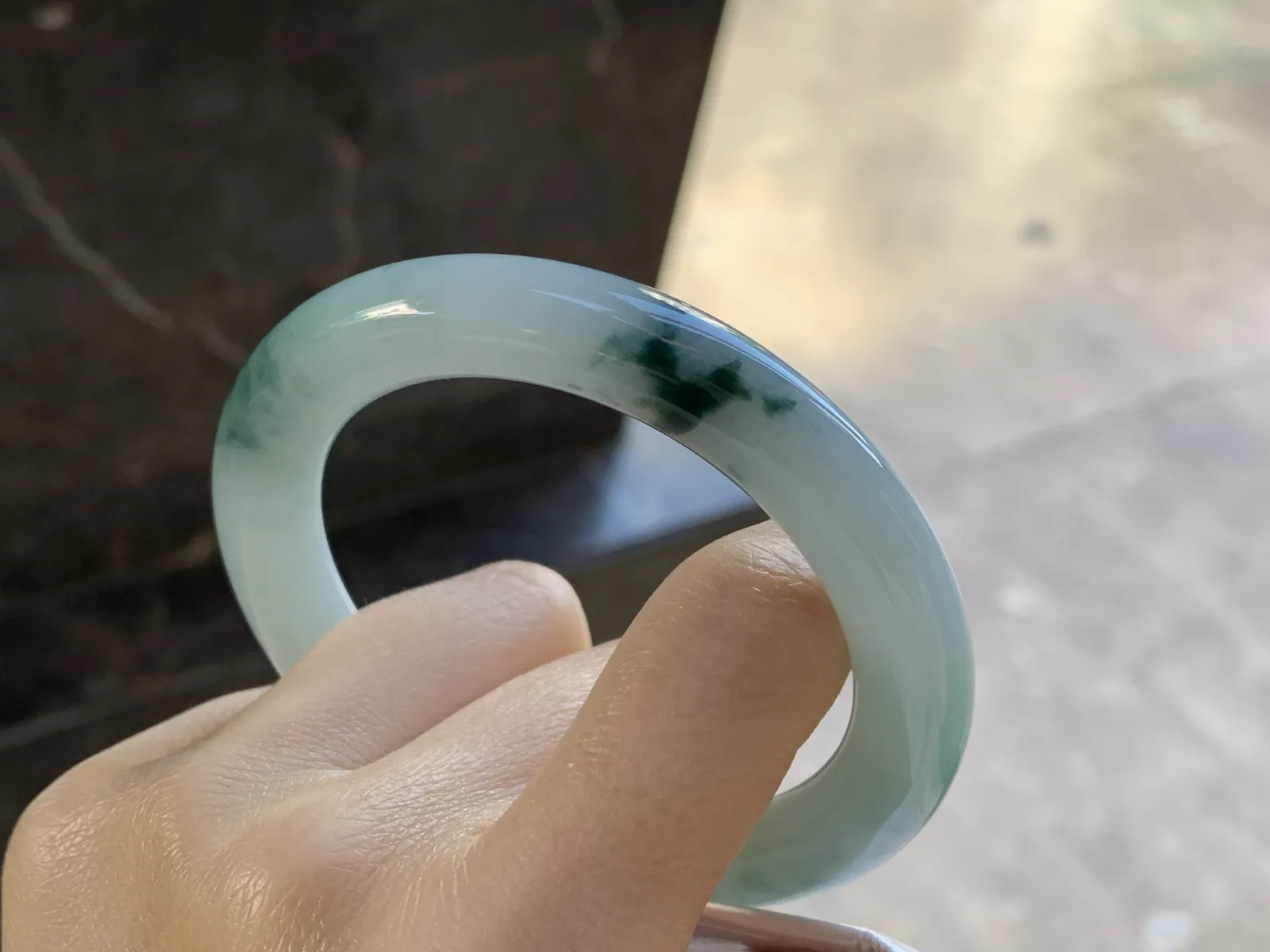 飘花圆条手镯
尺寸：55.2-10.1mm
底子细腻干净 小清新