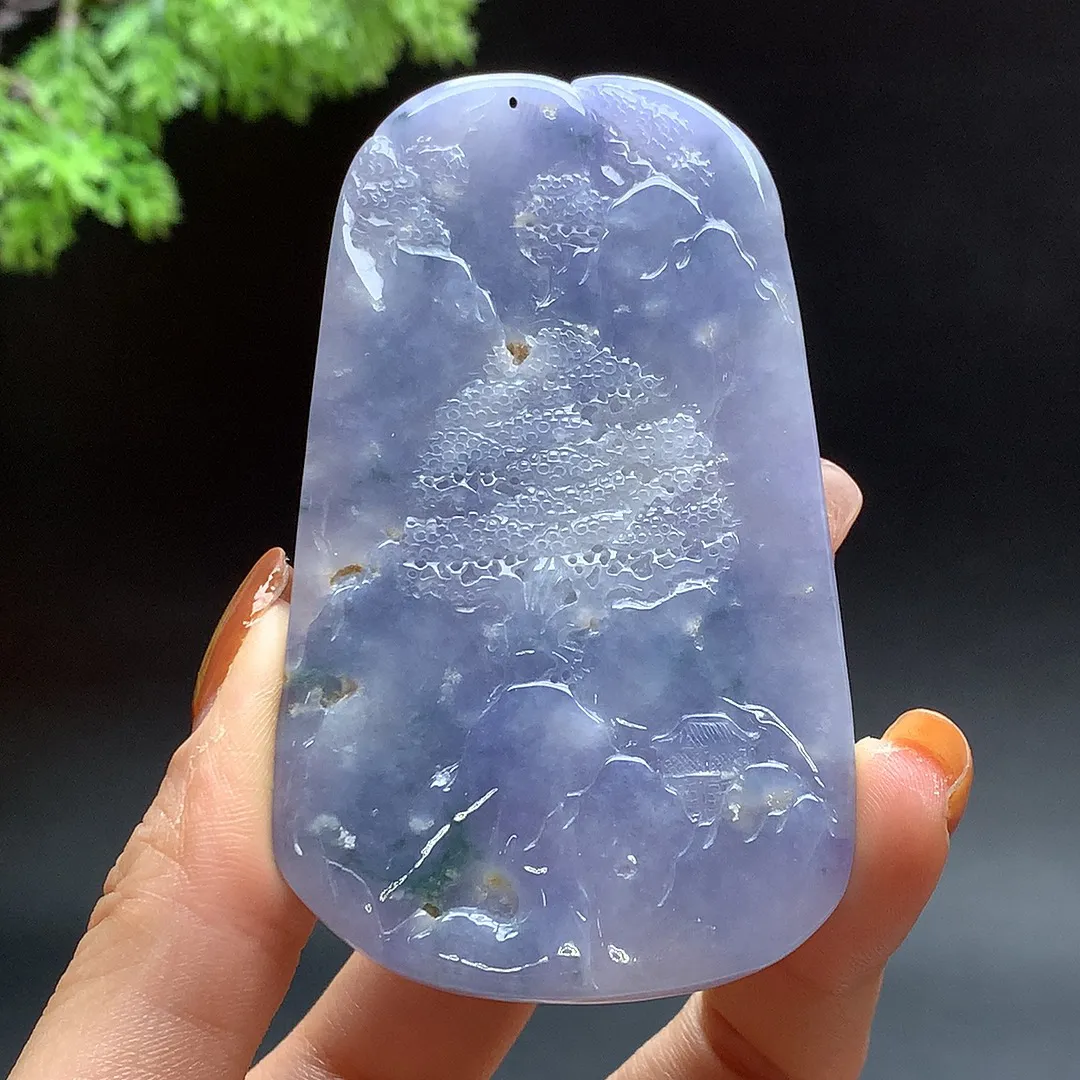 缅甸A货翡翠老坑紫罗兰山水牌  色泽靓丽，种好，玉质细腻  工艺精美  佩戴气质大方   尺寸81-47-12mm