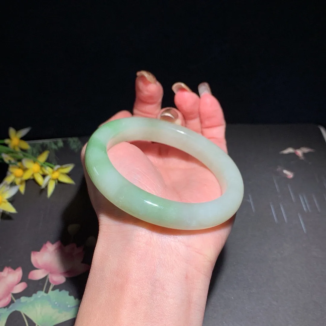 和田玉58圈口翠青手镯！玉质细腻油润 底色纯净 无裂无黑 脂粉好，品质高