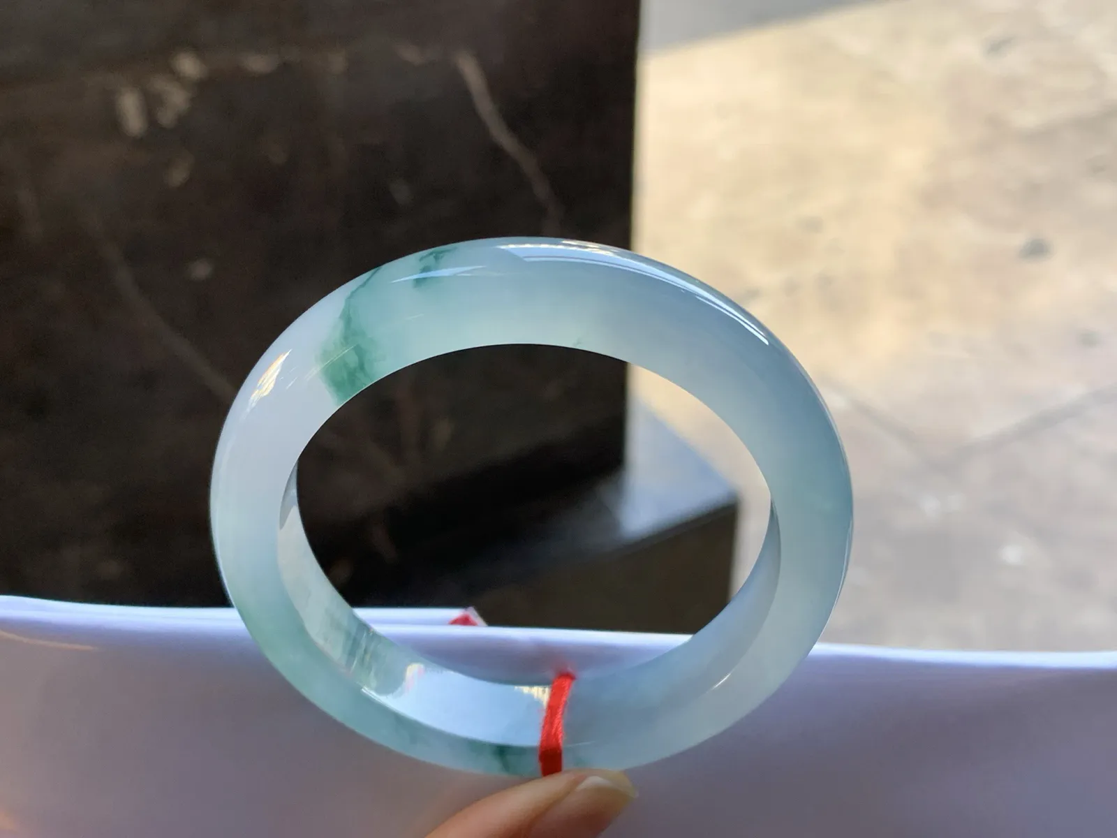 冰蓝花手镯
尺寸：56-12-8.6mm
种老肉细 飘花点缀