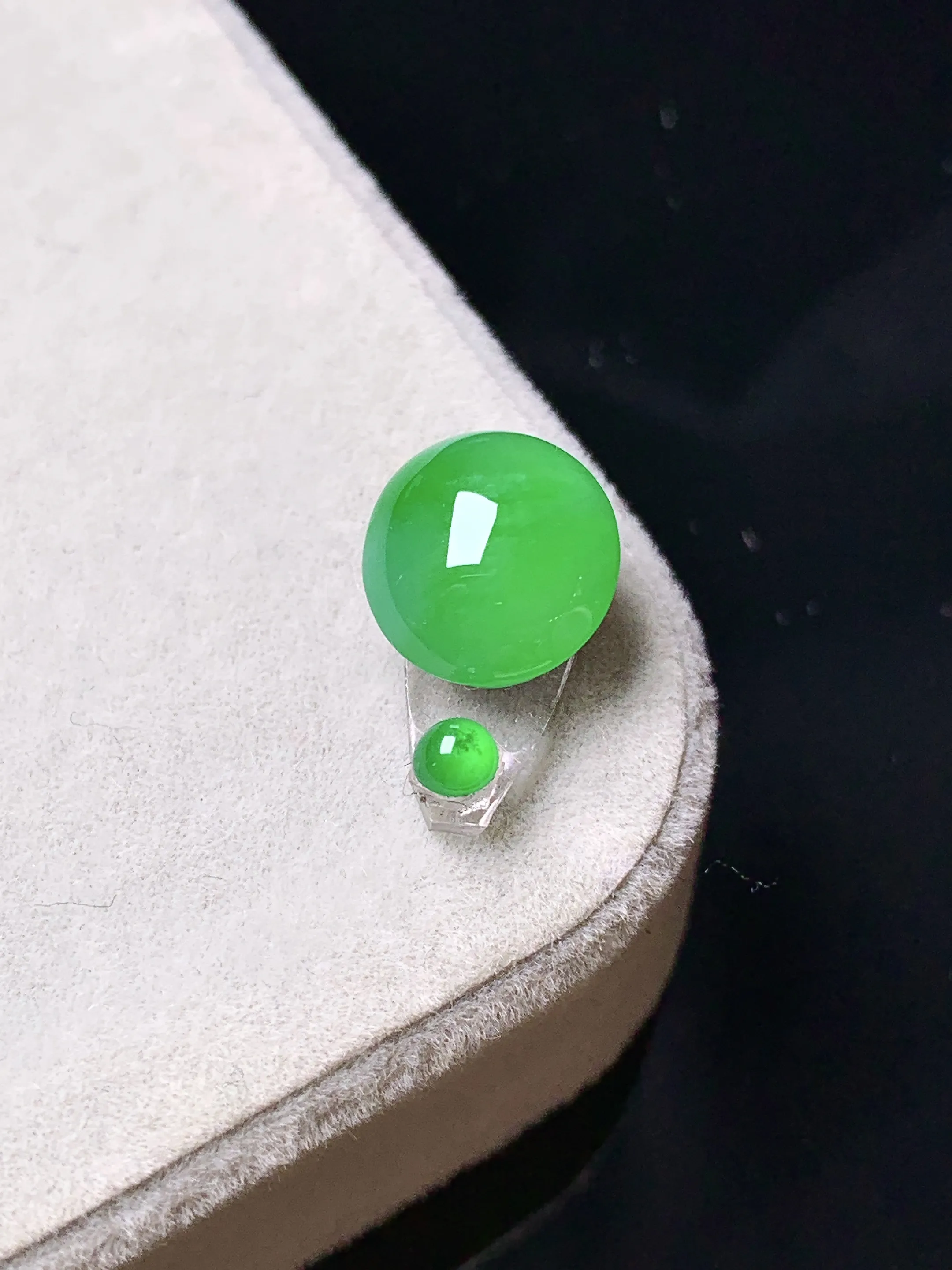 镶嵌款 翠绿蛋面吊坠 玉质细腻 色泽清新艳丽 整体尺寸10*9*5