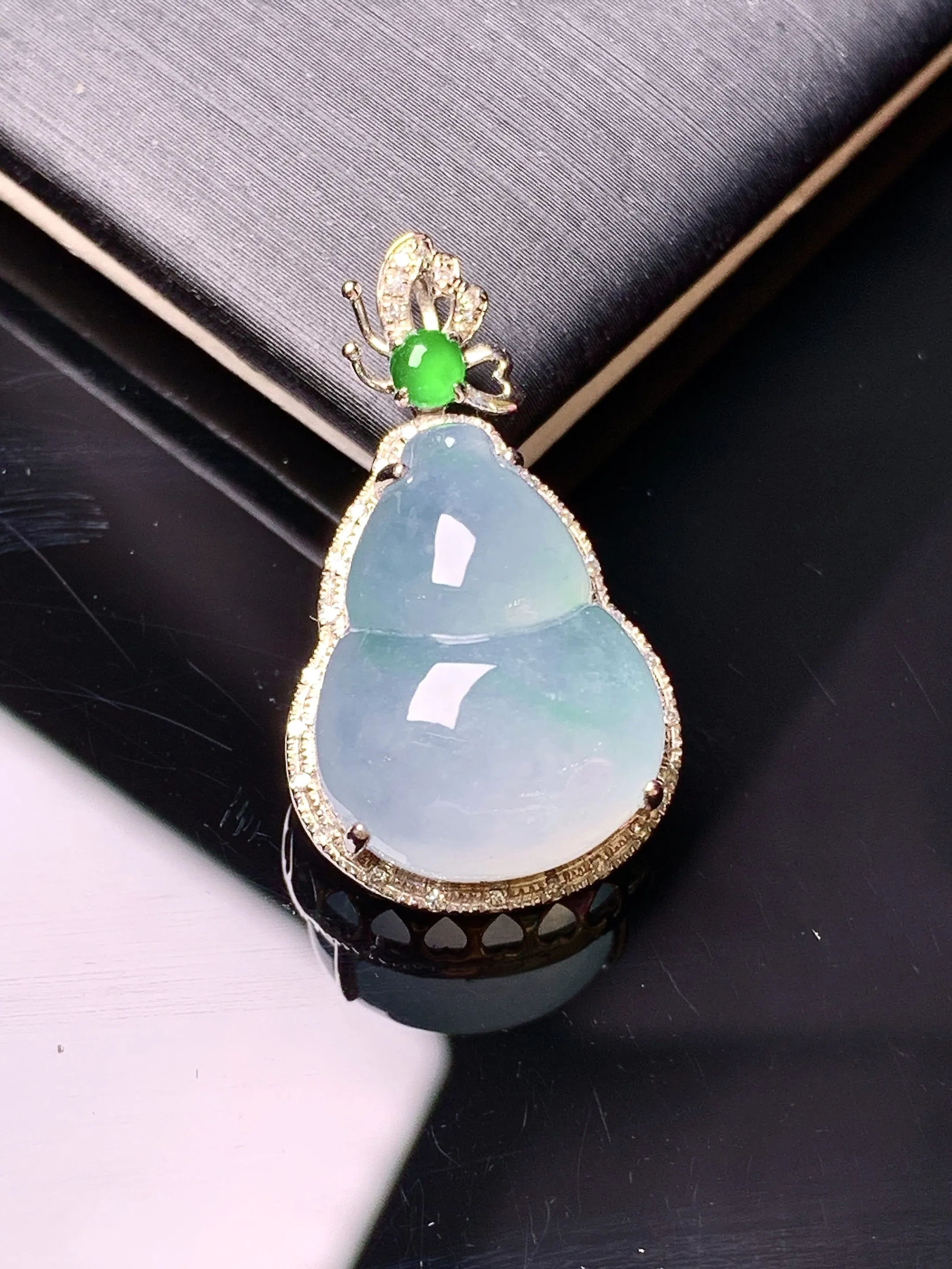 18k金钻镶嵌冰种葫芦吊坠 玉质细腻 色泽清新艳丽 整体尺寸26.2*15*9.8