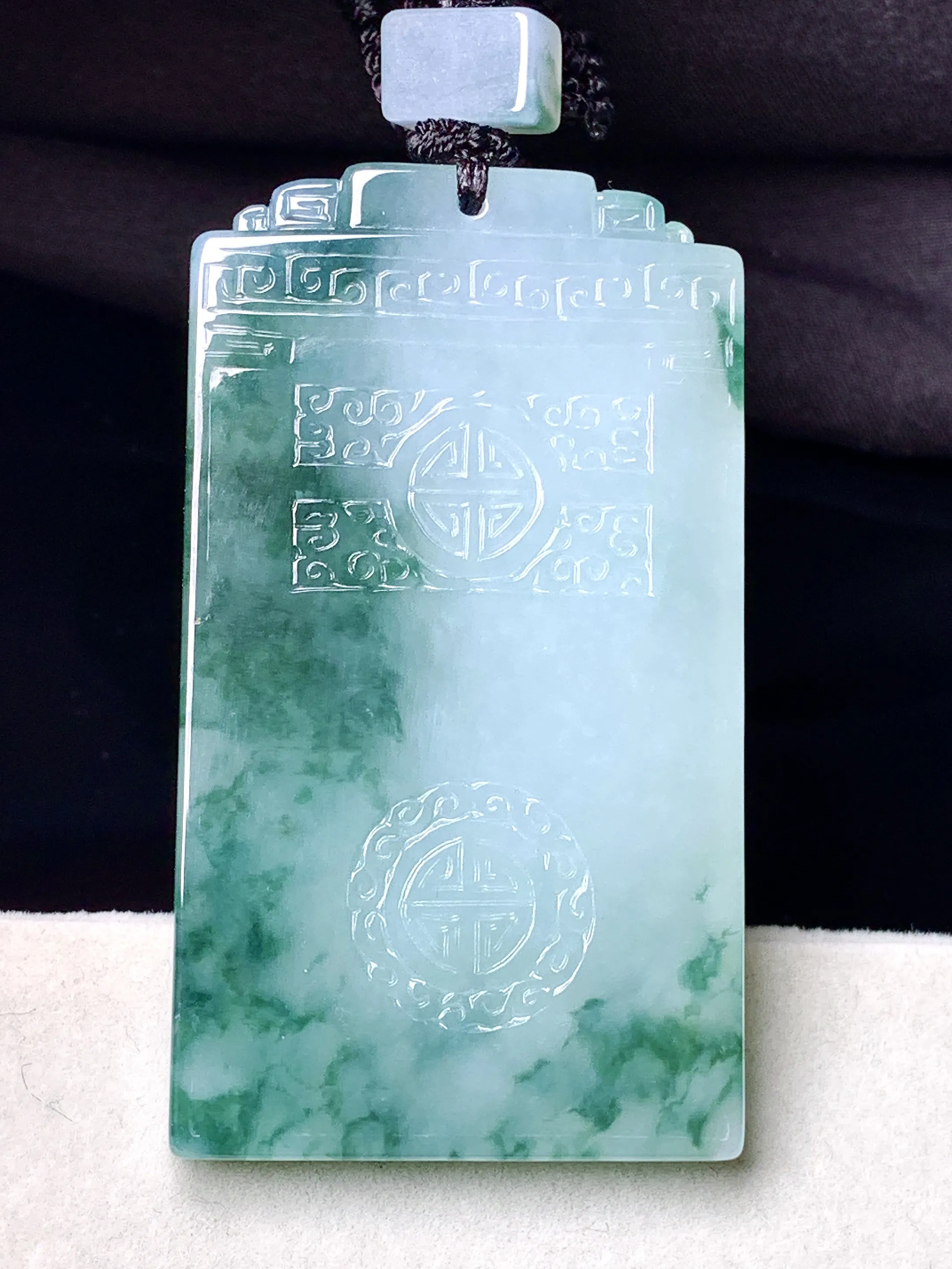 飘绿雕花无事牌吊坠 玉质细腻 色泽清新艳丽 整体尺寸54*30.8*5.8