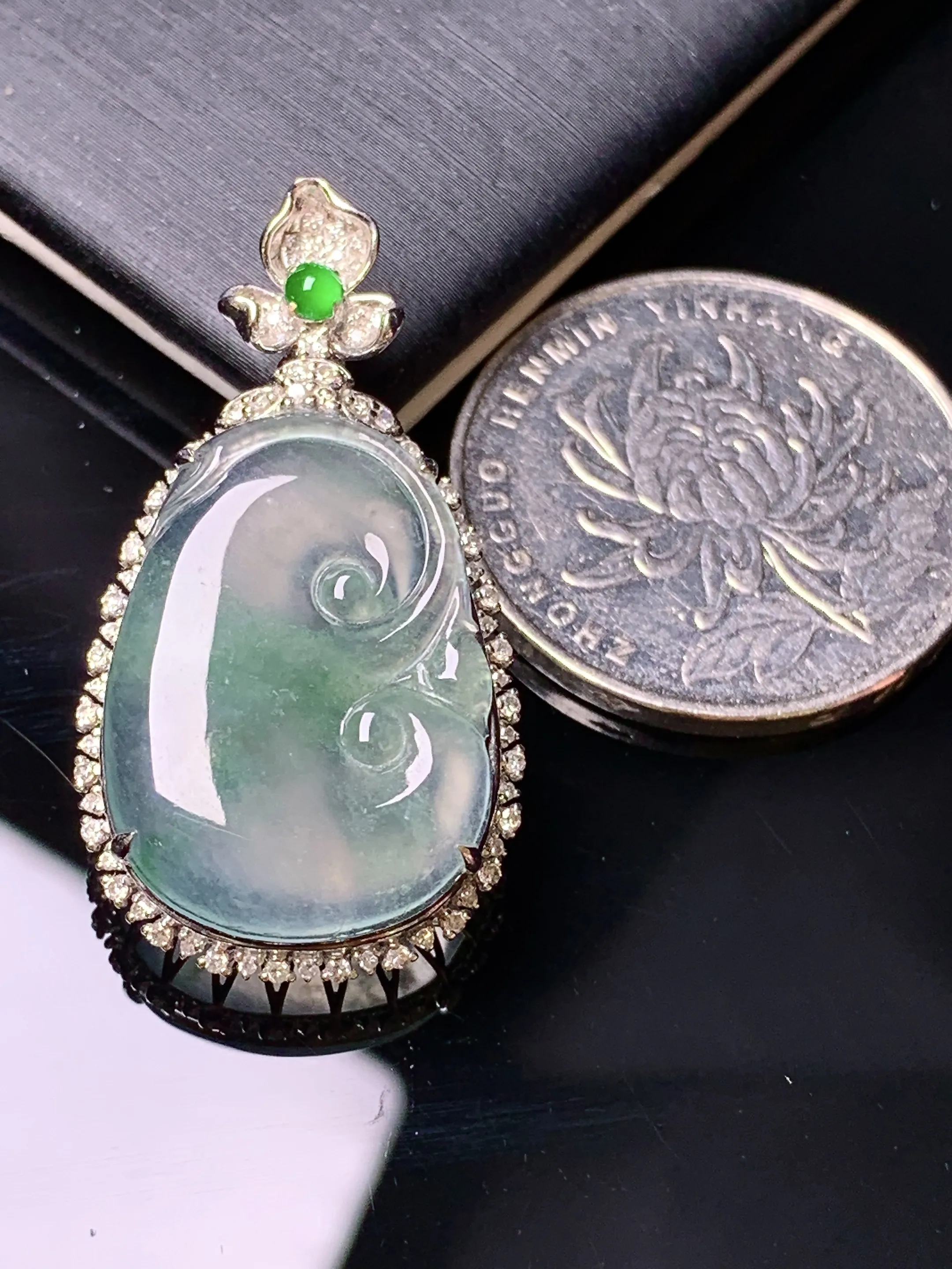 18k金钻镶嵌冰种如意吊坠 玉质细腻 色泽清新艳丽 整体尺寸34.2*18.5*8.2