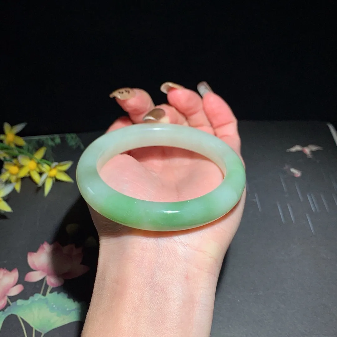 和田玉58圈口翠青手镯！玉质细腻油润 底色纯净 无裂无黑 脂粉好，品质高