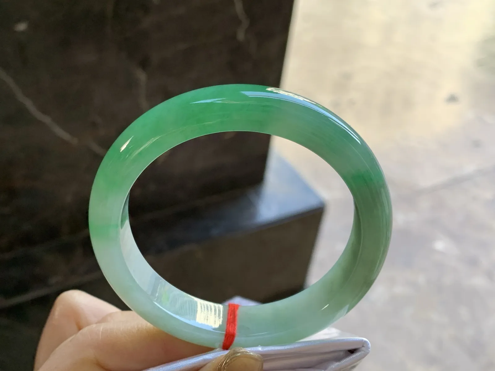 带色手镯
尺寸：57-12.6-8.5mm
肉质细腻 一段绿色浓郁