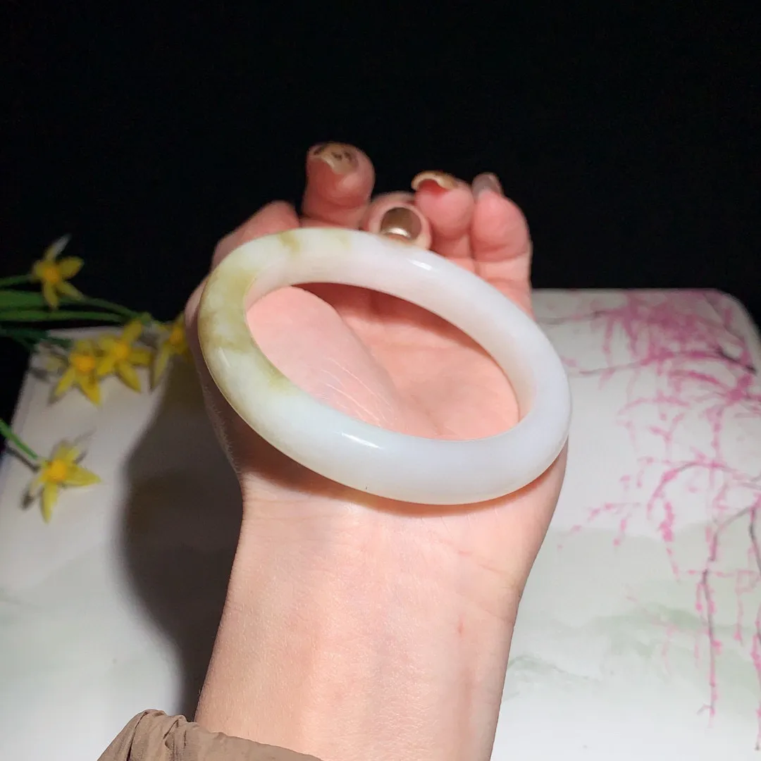 和田玉57.5圈口蜂蜜水色手镯！玉质细腻油润 底色纯净 无裂无黑 脂粉好，品质高