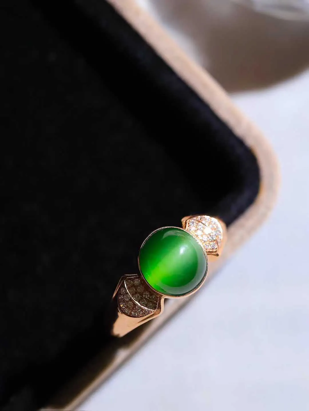 【金镶玉.戒指】

精品和田玉碧玉猫眼18k金镶嵌戒指 玉质细腻温润 油性十足 ，不论时光如何流转变化，这枚戒指始终闪耀着最初的光芒。精工镶嵌18K金 （保真金 可检测贵金属18K金） 重2.6克 尺寸17-8.5-7.8mm 78171459A