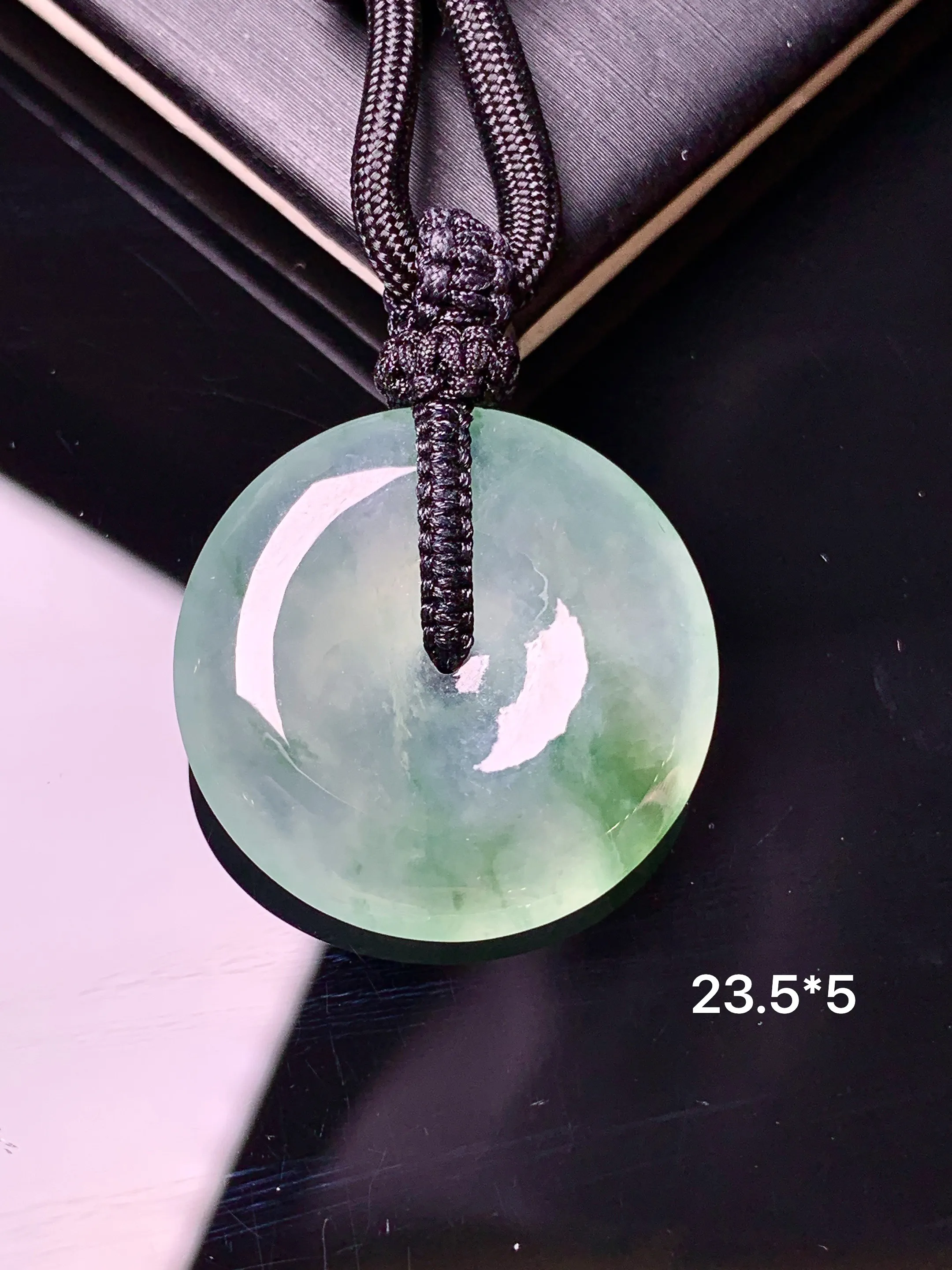 冰种飘绿平安扣吊坠 玉质细腻 色泽清新艳丽 整体尺寸23.5*5