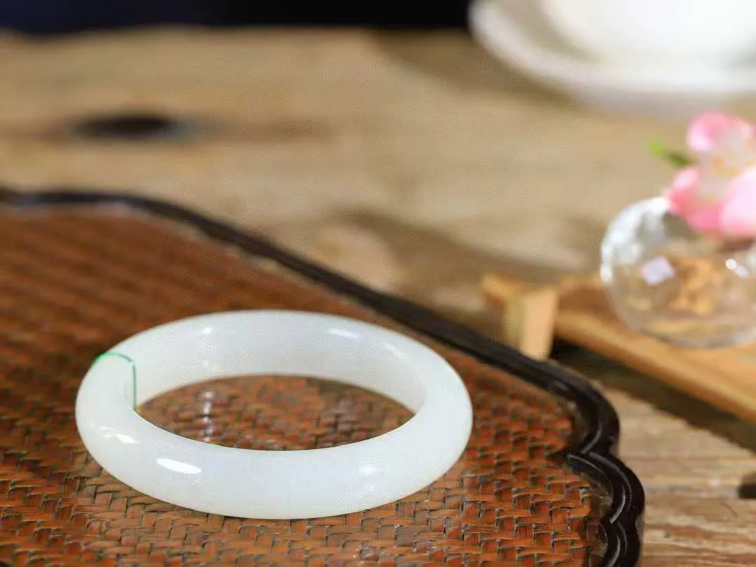 【婉约佳人.手镯】

精品和田玉白玉手镯 玉质温润细腻 油性十足 手感舒适，高华雅逸，线条流畅，简约