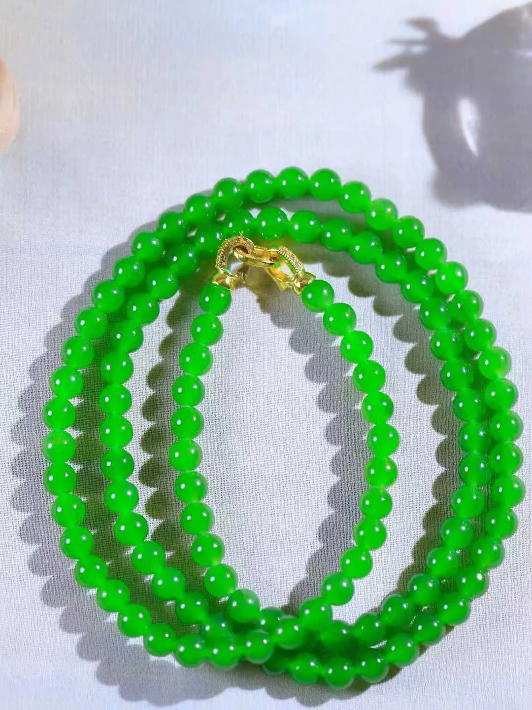 【珠圆玉润.项链】

精品和田玉碧玉珠圆玉润项链 玉质温润细腻  整串打磨圆润，佩戴舒适。珠珠落玉盘