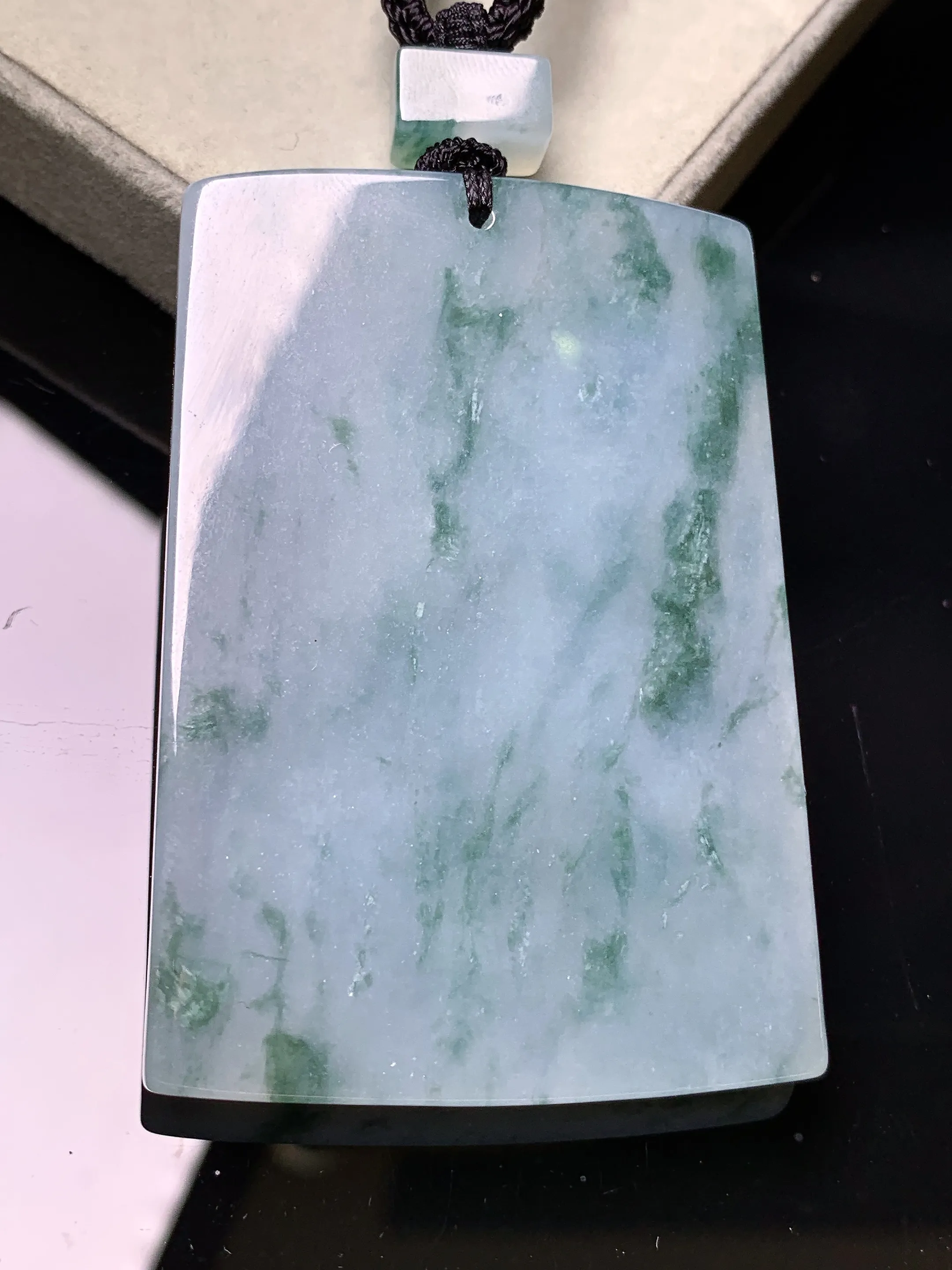 飘花无事牌吊坠 玉质细腻 色泽清新艳丽 整体尺寸60.8*42*5.5