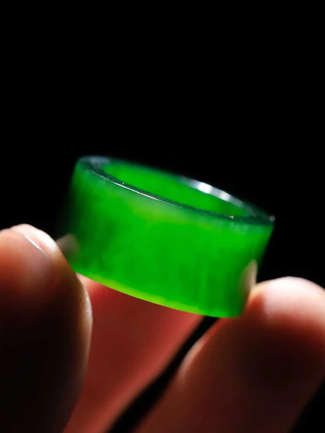 【古韵·扳指】

精品和田玉碧玉扳指，玉质温润，油润感十足， 整器古韵生辉。优雅高贵。运筹帷幄于掌中，决胜于千里之外。重8.8克 内径圈口19mm 尺寸12.2-3.5mm   FDA-36121048