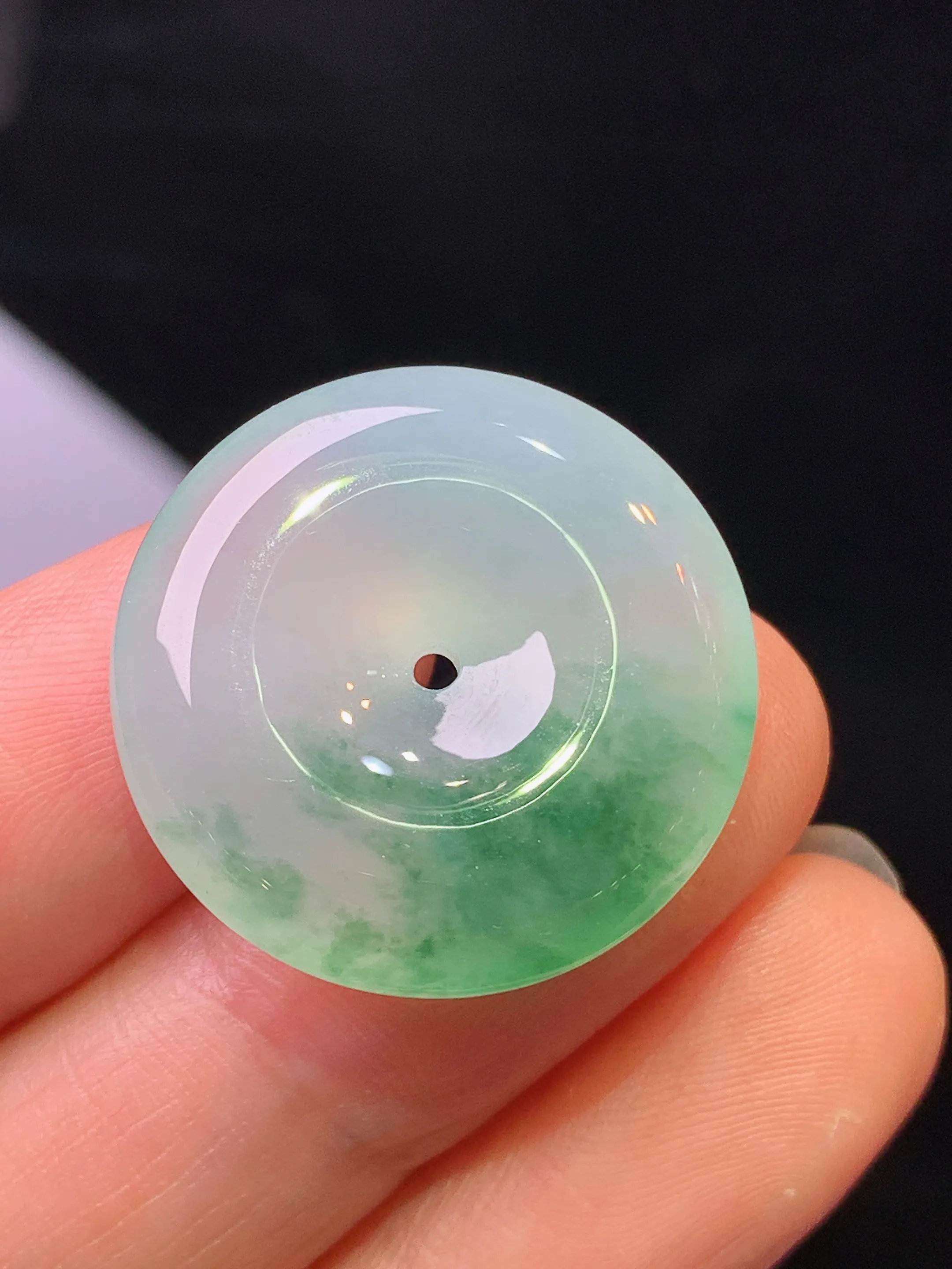 冰种飘绿平安扣吊坠 玉质细腻 色泽清新艳丽 整体尺寸23.2*5.8