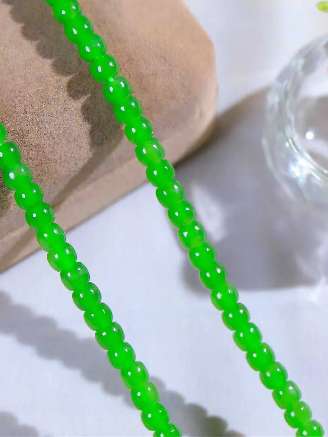 （老型珠.项链）

精品和田玉碧玉老型珠项链 玉质温润细腻 佩戴舒适。间关莺语花底滑，一生美好时光，无论身在何处，都有它相伴相守。事事顺遂，幸福美满，吉祥如意。重25.7克   尺寸取一4-4.9mm   FDA-77171231